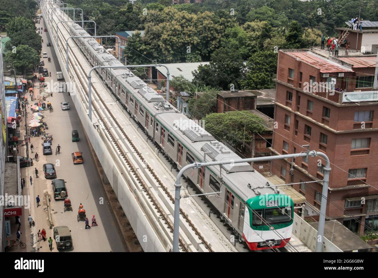 Bangladeshs erster U-Bahn-Zug, der während seiner ersten offiziellen Probefahrt in Dhakas Gebiet Mirpur gesehen wurde. Der kommerzielle Betrieb soll Ende 2022 beginnen, sagt Straßenverkehrsminister Obaidul Quader. Der Testlauf von Bangladeschs erstem Metrozug auf dem Viadukt in der Hauptstadt hat begonnen. Die offiziellen Prozessoperationen begannen am Sonntag um etwa 11:54am Uhr, nachdem der Minister für Straßentransport und Brücken Obaidul Quader die Veranstaltung mit einer grünen Flagge eröffnet hatte. Der Minister sagte Reportern, dass nach insgesamt 14 Monaten Leistungstest, der fünf Monate Probefahrt umfasst, die commerci Stockfoto