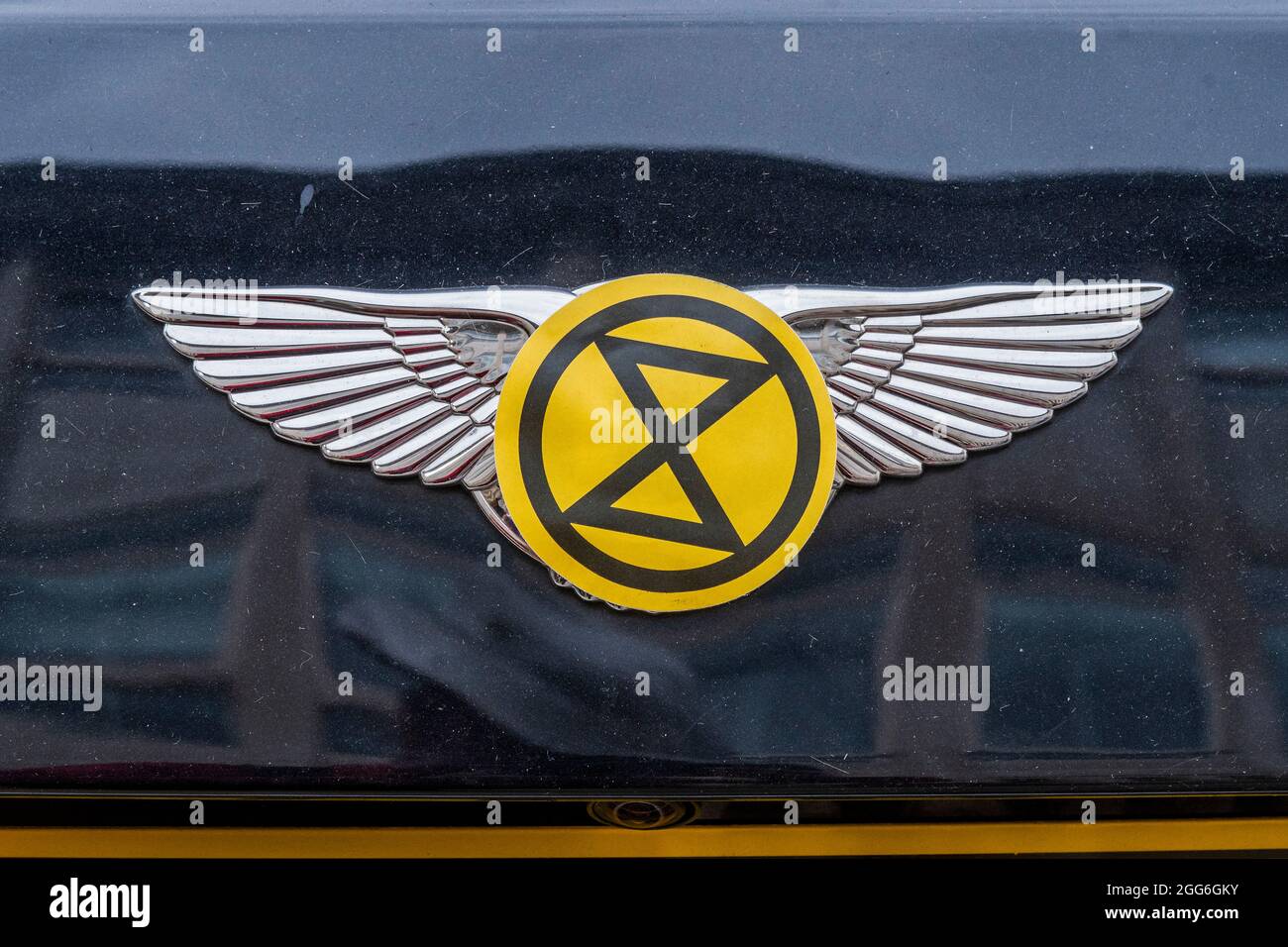 London, Großbritannien. August 2021. Ein Bentley hat einen XR-Aufkleber über seinem Logo auf seinem hinteren Emblem - Extinction Rebellion setzt seine zwei Wochen mit einem Protest gegen Shell-Sponsoring des Science Museums unter dem Namen Impossible Rebellion fort. Kredit: Guy Bell/Alamy Live Nachrichten Stockfoto