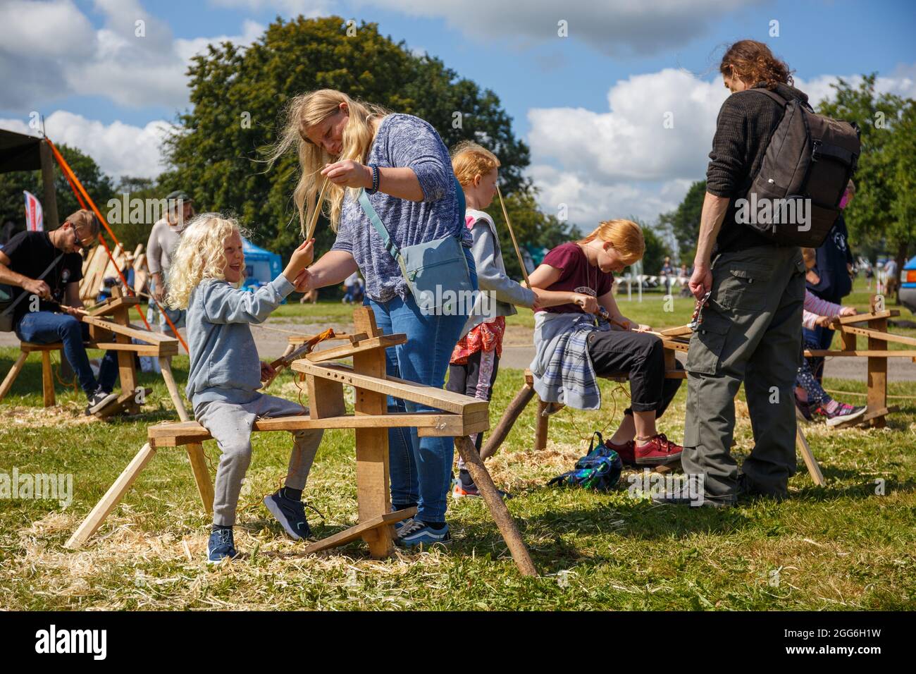 Bath & West Showground, Shepton Mallet, 29. August 2021. Basteln eines Harry Potter Zauberstabs in der Skills-Arena auf dem Land. Das Bath & West Country Festival ersetzt die übliche Royal Bath & West Show der Gesellschaft nur ein Jahr lang durch ein neu gestaltetes Layout, ein aufregendes Festival-Feeling und brandneue Bereiche mit einem größeren Schwerpunkt auf ländlichen Fähigkeiten, Kunsthandwerk und Attraktionen. Das Covid-Safe-Layout heißt Besucher willkommen, um eine Vielzahl von Aktivitäten auf dem Land und köstliche Handelsstände zu erkunden, um das Fehlen von Viehwettbewerben in diesem Jahr zu wettmachen. Kredit: Casper Farrell/Alamy Nachrichten Stockfoto