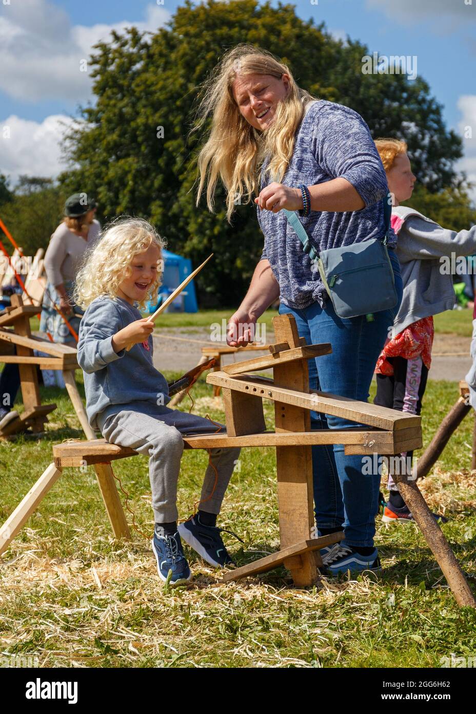 Bath & West Showground, Shepton Mallet, 29. August 2021. Basteln eines Harry Potter Zauberstabs in der Skills-Arena auf dem Land. Das Bath & West Country Festival ersetzt die übliche Royal Bath & West Show der Gesellschaft nur ein Jahr lang durch ein neu gestaltetes Layout, ein aufregendes Festival-Feeling und brandneue Bereiche mit einem größeren Schwerpunkt auf ländlichen Fähigkeiten, Kunsthandwerk und Attraktionen. Das Covid-Safe-Layout heißt Besucher willkommen, um eine Vielzahl von Aktivitäten auf dem Land und köstliche Handelsstände zu erkunden, um das Fehlen von Viehwettbewerben in diesem Jahr zu wettmachen. Kredit: Casper Farrell/Alamy Nachrichten Stockfoto