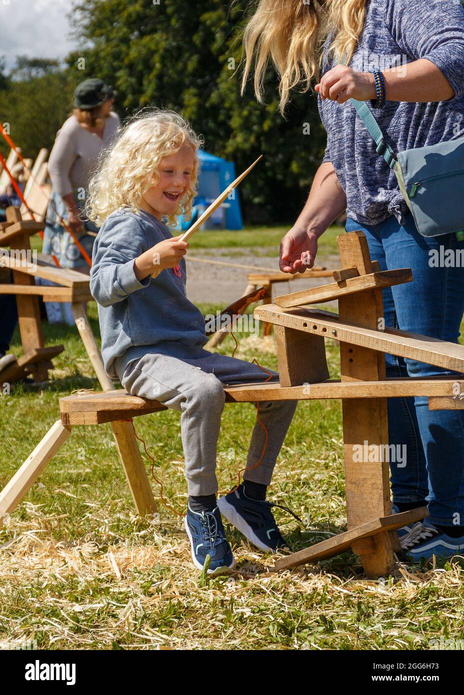 Bath & West Showground, Shepton Mallet, 29. August 2021. Basteln eines Harry Potter Zauberstabs in der Skills-Arena auf dem Land. Das Bath & West Country Festival ersetzt die übliche Royal Bath & West Show der Gesellschaft nur ein Jahr lang durch ein neu gestaltetes Layout, ein aufregendes Festival-Feeling und brandneue Bereiche mit einem größeren Schwerpunkt auf ländlichen Fähigkeiten, Kunsthandwerk und Attraktionen. Das Covid-Safe-Layout heißt Besucher willkommen, um eine Vielzahl von Aktivitäten auf dem Land und köstliche Handelsstände zu erkunden, um das Fehlen von Viehwettbewerben in diesem Jahr zu wettmachen. Kredit: Casper Farrell/Alamy Nachrichten Stockfoto