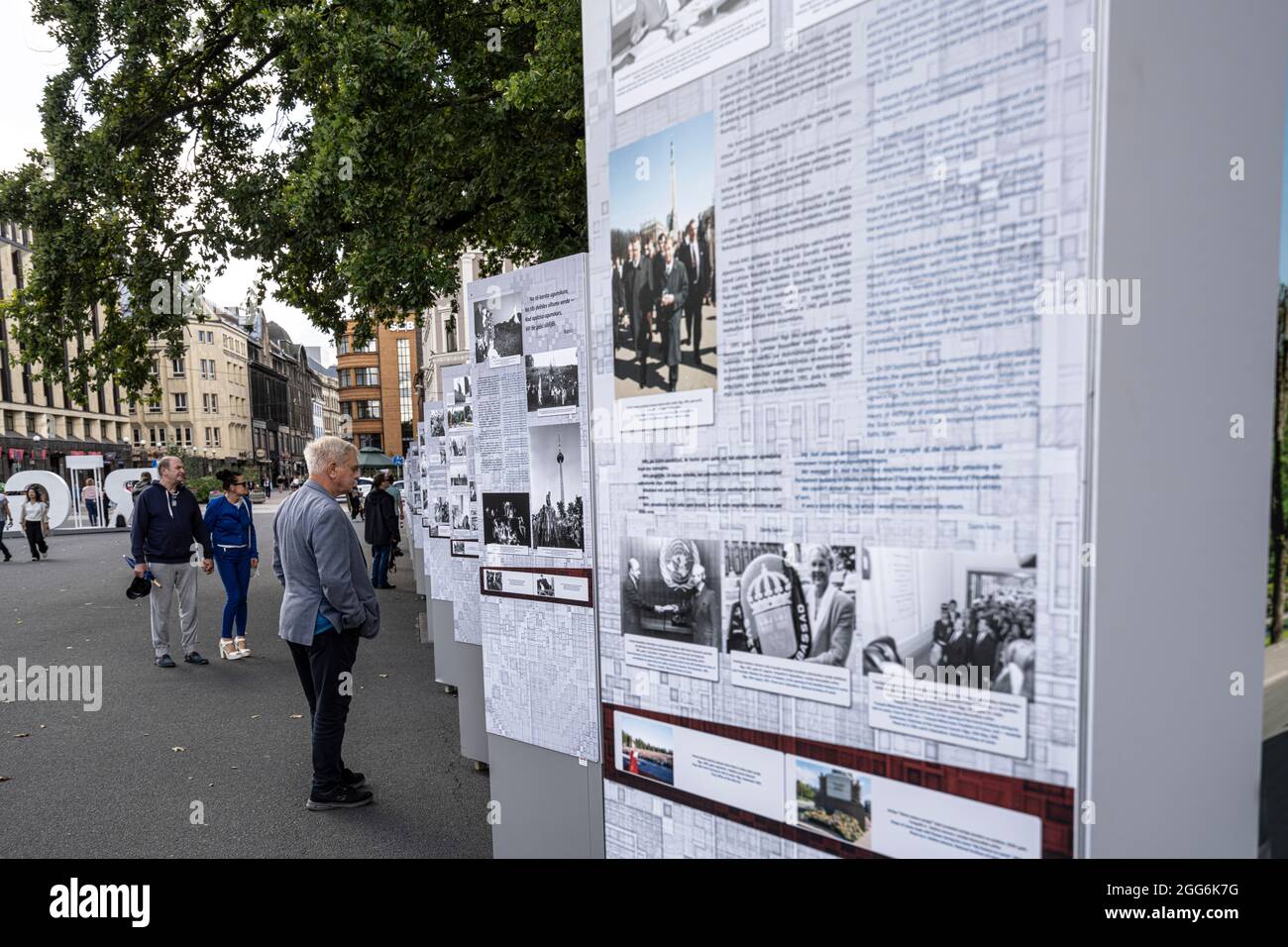 Riga, Lettland. 22. August 2021. Die Ausstellung von Bildern der Befreiung Lettlands von der sowjetischen Besatzung auf einem Platz im Stadtzentrum Stockfoto