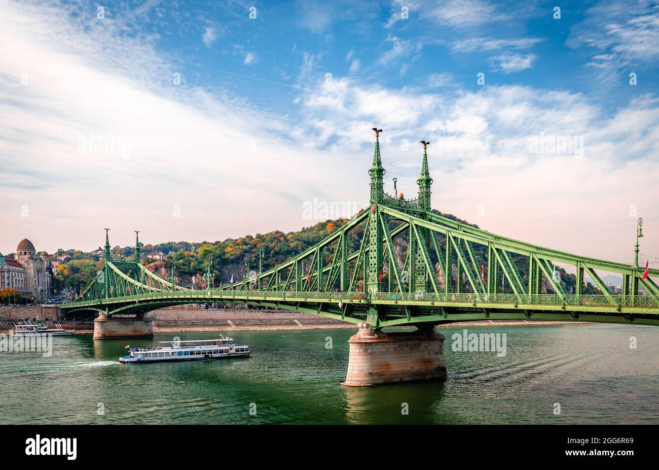 Τhe Freiheitsbrücke (oder Freiheitsbrücke) in Budapest, Ungarn, die Buda und Pest über die Donau verbindet. Der Gellért-Hügel ist im Hintergrund. Stockfoto