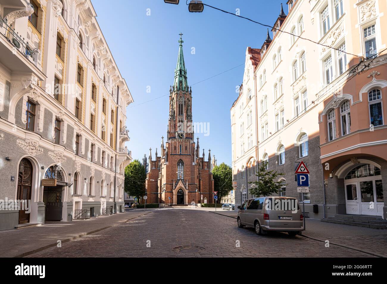 Riga, Lettland. August 2021. Blick auf die Alte Kirche St. Gertrude im Stadtzentrum Stockfoto