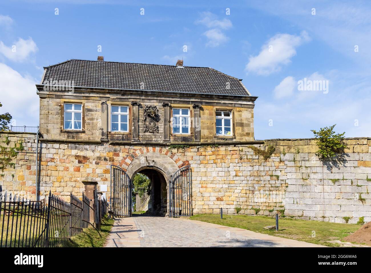 Bad Bentheim, Deutschland - 25. August 2021: Eingang von Schloss Bentheim in Nordrhein-Westfalen, größtes Bergschloss im Nordwesten Deutschlands, Stockfoto