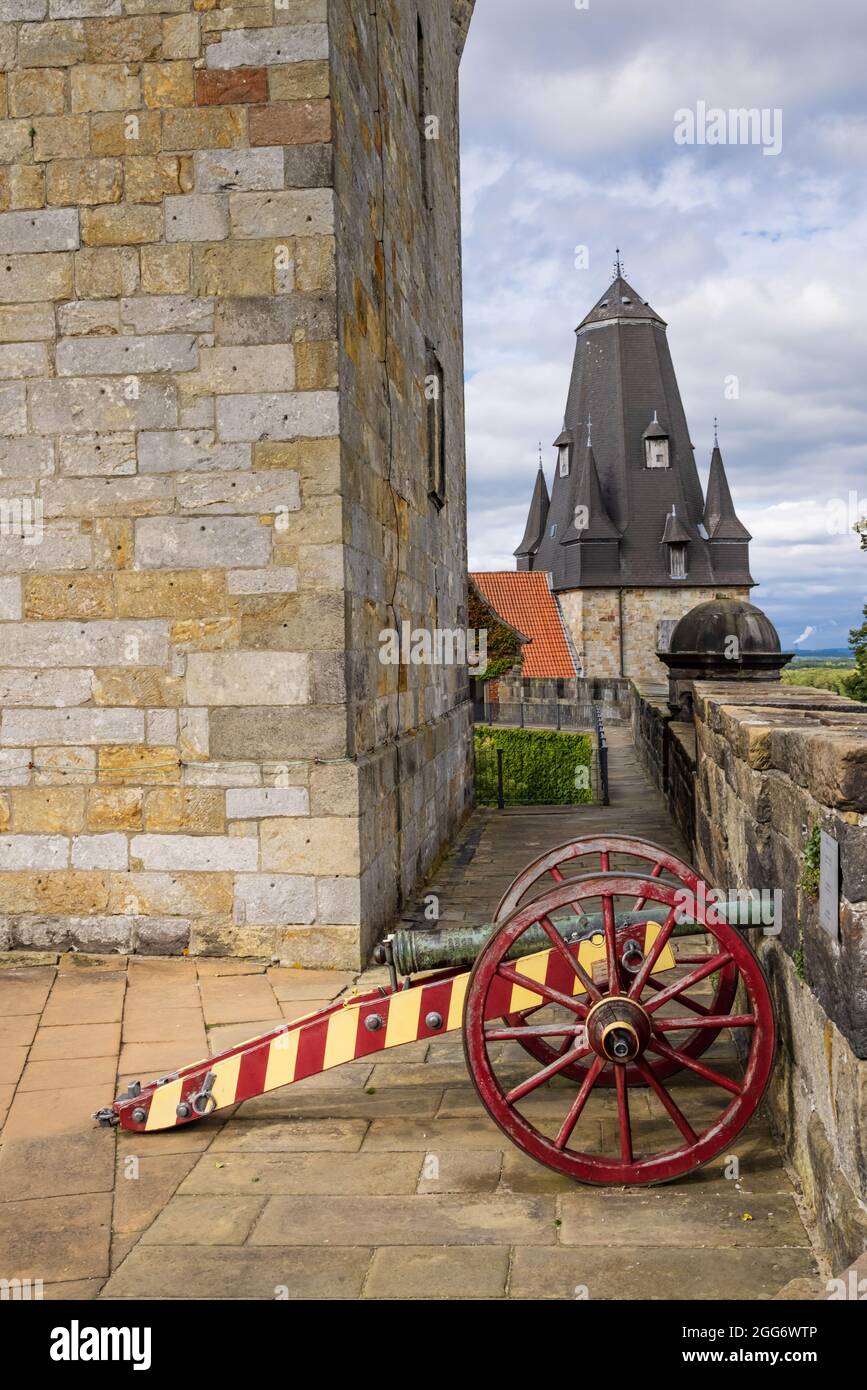 Bad Bentheim, Deutschland - 25. August 2021: Canon auf Schloss Bentheim in Nordrhein-Westfalen, größtes Bergschloss im Nordwesten Deutschlands, Stockfoto