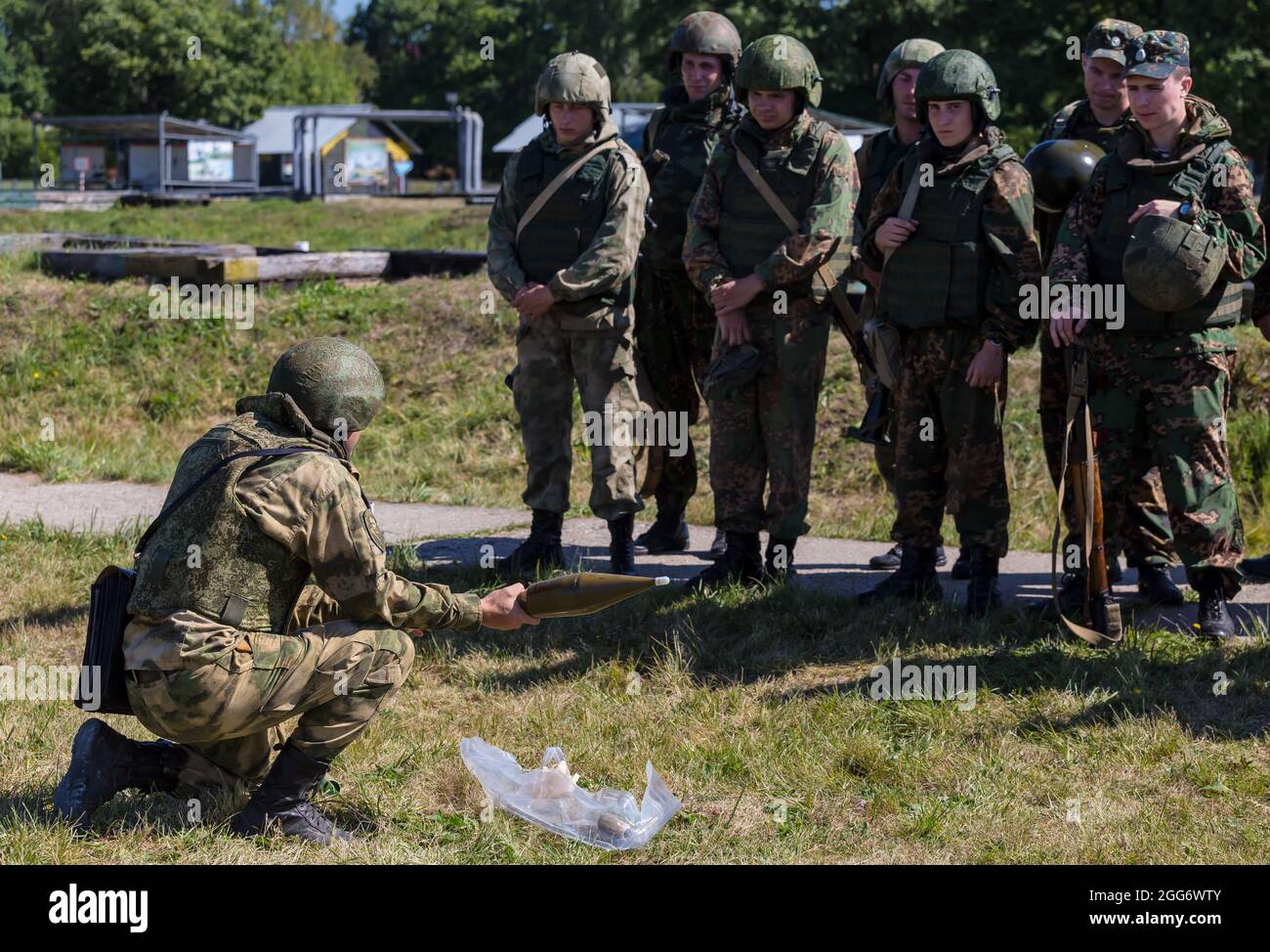 24. August 2018, Aschukino, Region Moskau, Russland: Der Instruktor, der Soldaten unterrichtet, bevor er auf den Granatwerfer schoss, Während einer zweiwöchigen Trainingseinheit der Granatwerfer für militärische Einheiten des Zentralbezirks der Truppen der russischen Nationalgarde haben die Soldaten ihre Kenntnisse über den technischen Teil der Granatwerfer AGS-17 und RPG-7 vertieft und am Ende des Trainingslagers die Schießtests bestanden. Kontrollfeuer Übung 1 von AGS-17 und 2 von RPG-7 alle Granatwerfer bestanden mit hohen Noten. (Bild: © Mihail Siergiejevicz/SOPA Bilder via ZUMA Press WI Stockfoto