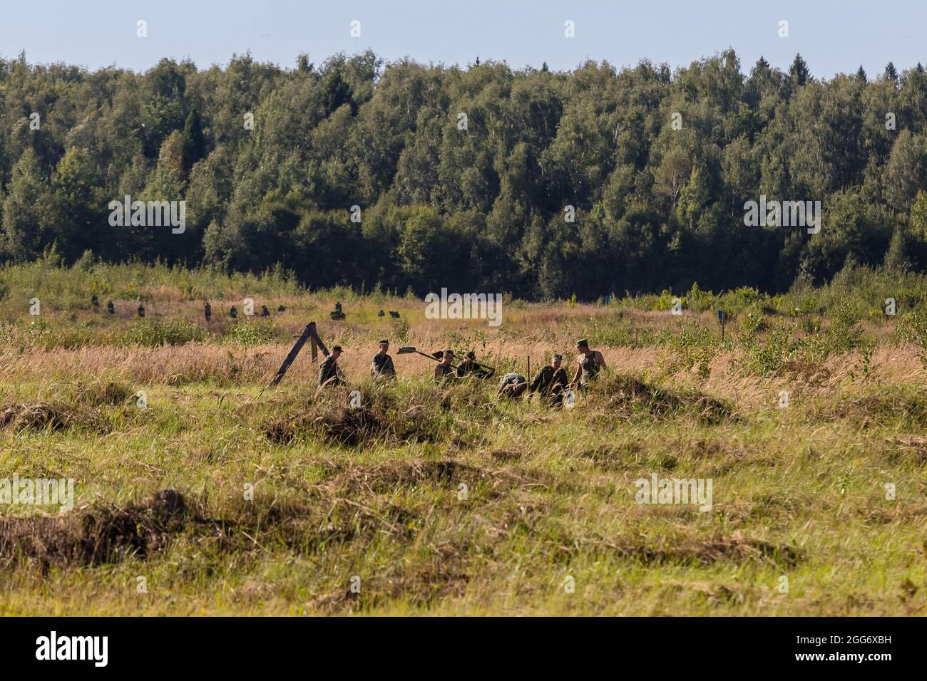 24. August 2018, Aschukino, Region Moskau, Russland: Soldaten mit Schaufeln, die den Schießstand vorbereiten, Während einer zweiwöchigen Trainingseinheit der Granatwerfer für militärische Einheiten des Zentralbezirks der Truppen der russischen Nationalgarde haben die Soldaten ihre Kenntnisse über den technischen Teil der Granatwerfer AGS-17 und RPG-7 vertieft und am Ende des Trainingslagers die Schießtests bestanden. Kontrollfeuer Übung 1 von AGS-17 und 2 von RPG-7 alle Granatwerfer bestanden mit hohen Noten. (Bild: © Mihail Siergiejevicz/SOPA Images via ZUMA Press Wire) Stockfoto