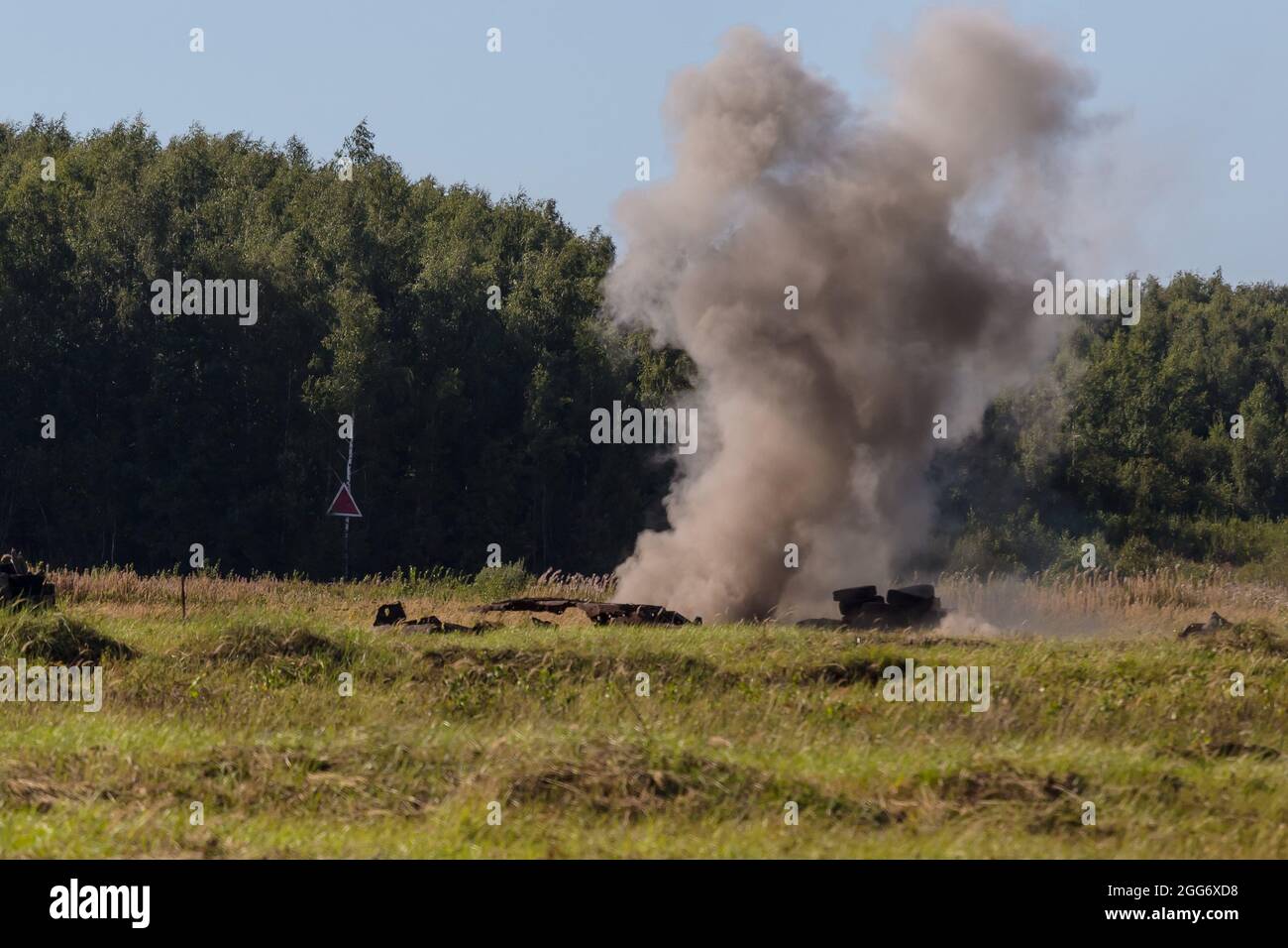 24. August 2018, Aschukino, Region Moskau, Russland: Die Explosion des Raketenwerfers RPG-7, Während einer zweiwöchigen Trainingseinheit der Granatwerfer für militärische Einheiten des Zentralbezirks der Truppen der russischen Nationalgarde haben die Soldaten ihre Kenntnisse über den technischen Teil der Granatwerfer AGS-17 und RPG-7 vertieft und am Ende des Trainingslagers die Schießtests bestanden. Kontrollfeuer Übung 1 von AGS-17 und 2 von RPG-7 alle Granatwerfer bestanden mit hohen Noten. (Bild: © Mihail Siergiejevicz/SOPA Images via ZUMA Press Wire) Stockfoto