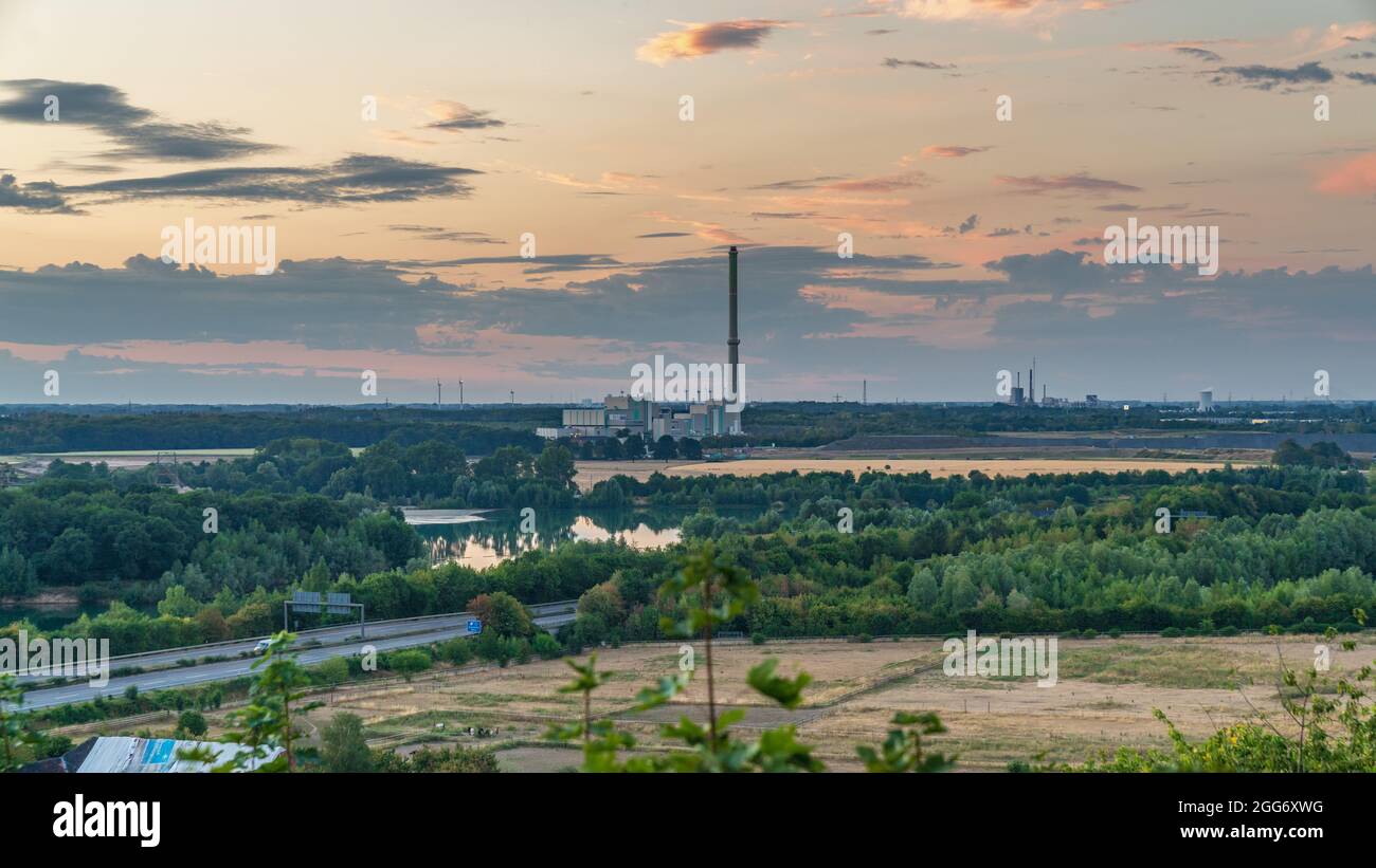 Moers, Nordrhein-Westfalen, Deutschland - 30. Juli 2018: Abendblick von Halde Pattberg über den Rossenrayner See Stockfoto