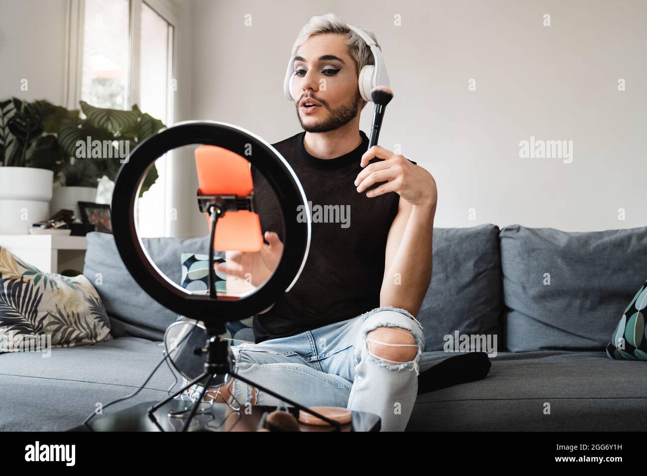 Homosexuell Mann Streaming online Make-up Video-Tutorial mit Handy in Innenräumen zu Hause - LGBT, Drag Queen, Technologie trendy Konzept - Focus in Face Stockfoto