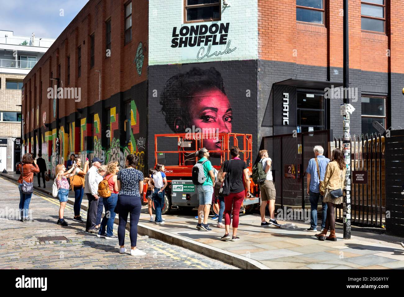 LONDONER KUNST- UND KULTURVIERTEL UM DIE BACKSTEINSTRASSE MIT KREATIVEN DESIGNS UND SLOGANS FÜR TOURISTEN IN DER EBOR STREET Stockfoto