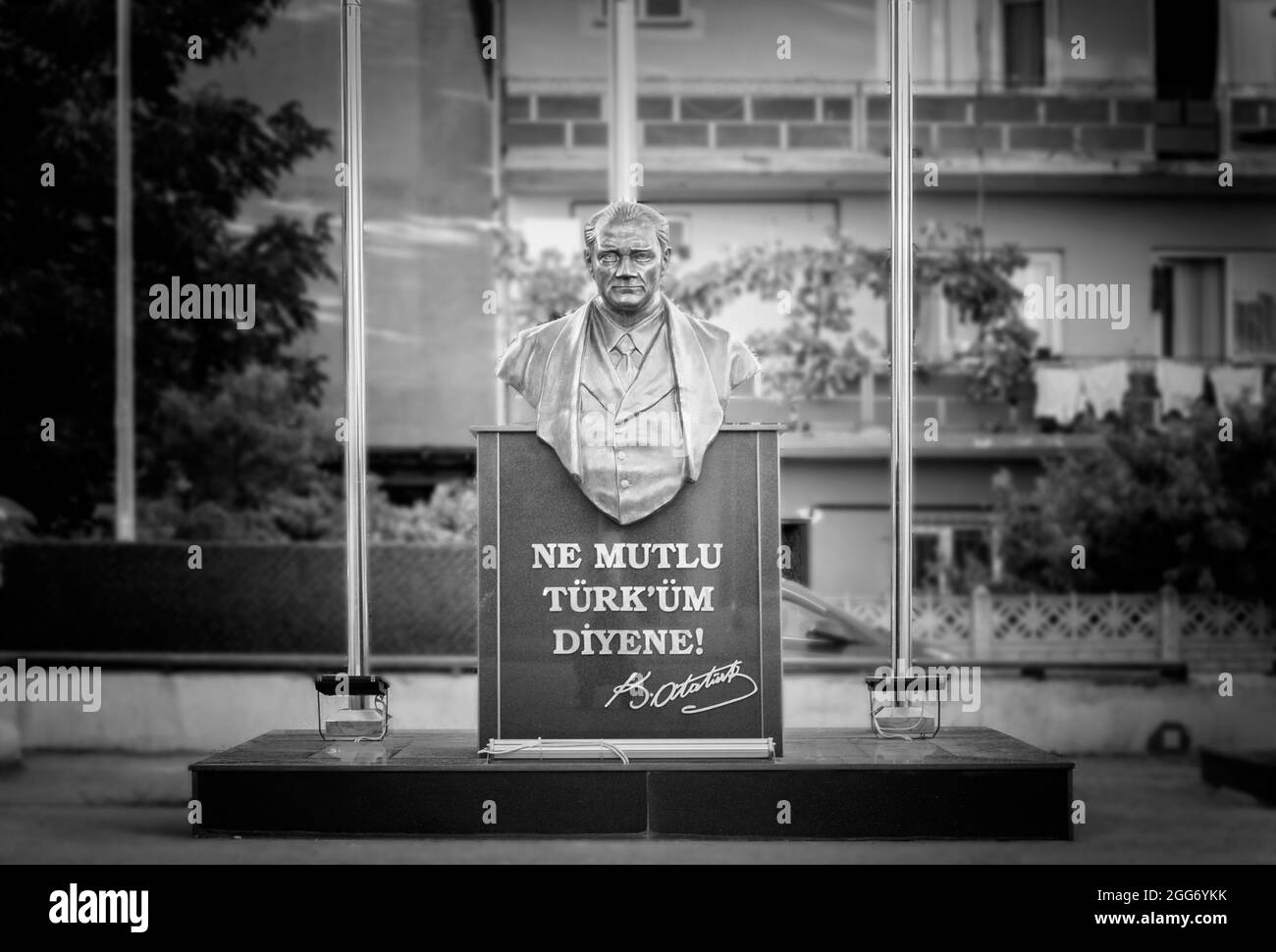 ALTINOVA, TÜRKEI. 07. AUGUST 2021 Atatürk-Denkmal. Wie glücklich ist derjenige, der sagt, ich bin ein Türke Stockfoto
