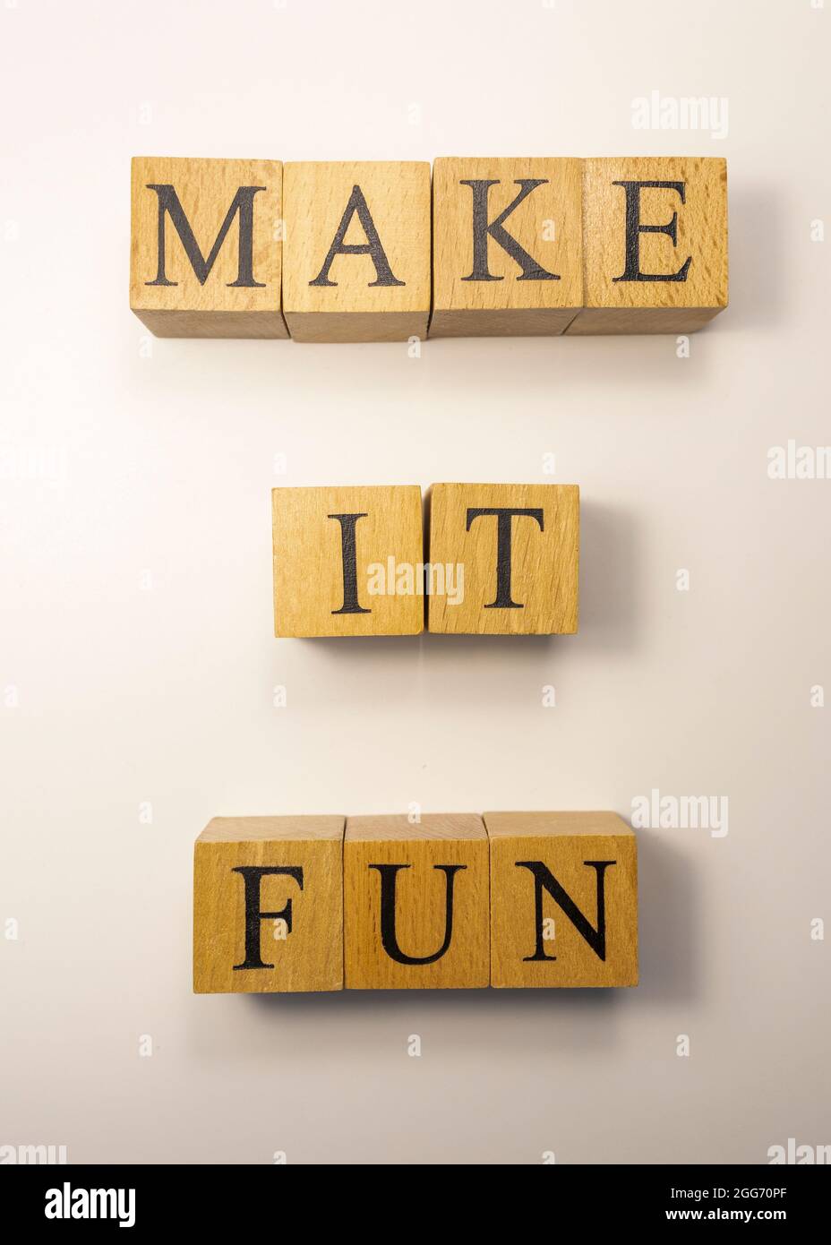 Das Wort Make it fun entstand aus Holzwürfeln. Unterhaltungs- und Bildungskonzept. Nahaufnahme Stockfoto