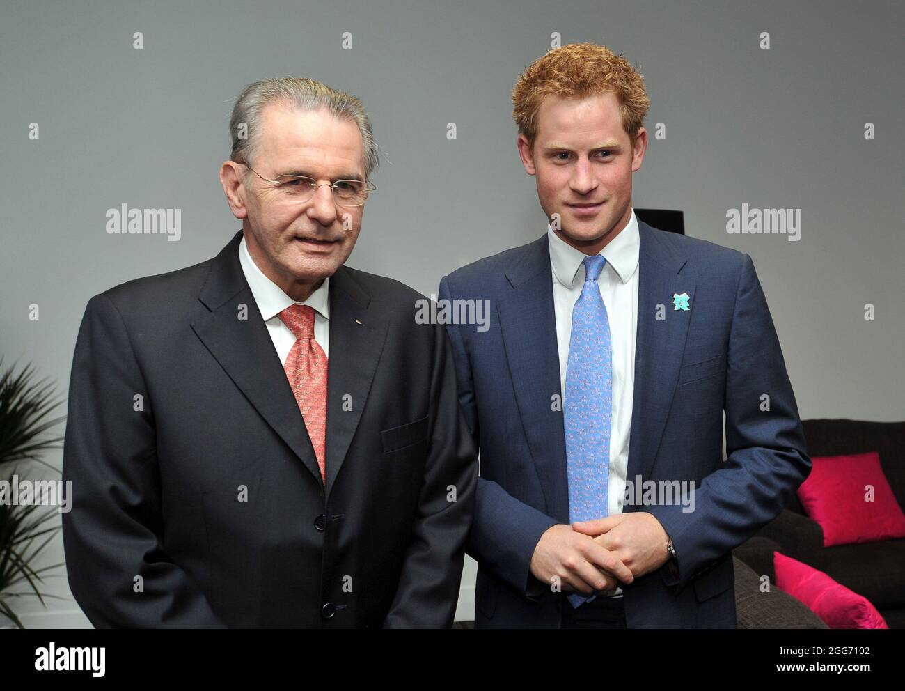 Datei-Foto vom 12-08-2012 von Prinz Harry (rechts) mit dem IOC-Präsidenten Jacques Rogge bei der Abschlussfeier der Olympischen Spiele 2012 in London. Ausgabedatum: Sonntag, 29. August 2021. Stockfoto