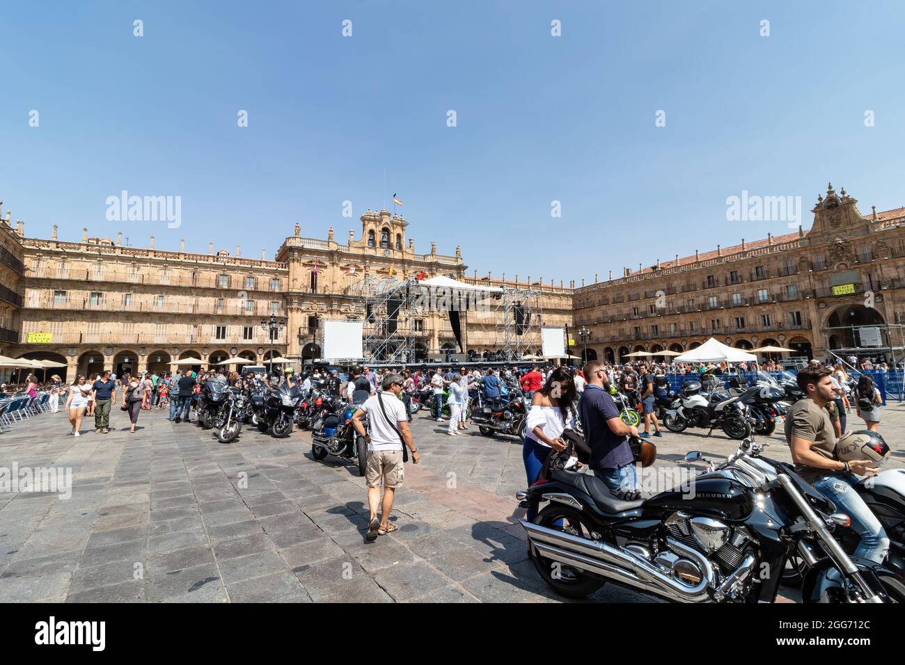 Salamanca, Spanien - 10. Oktober 2017: Konzentration Internationale Biker auf dem Hauptplatz von Salamanca, Parkplatz von Motorrädern verpackt Veranstaltung jedes KI Stockfoto