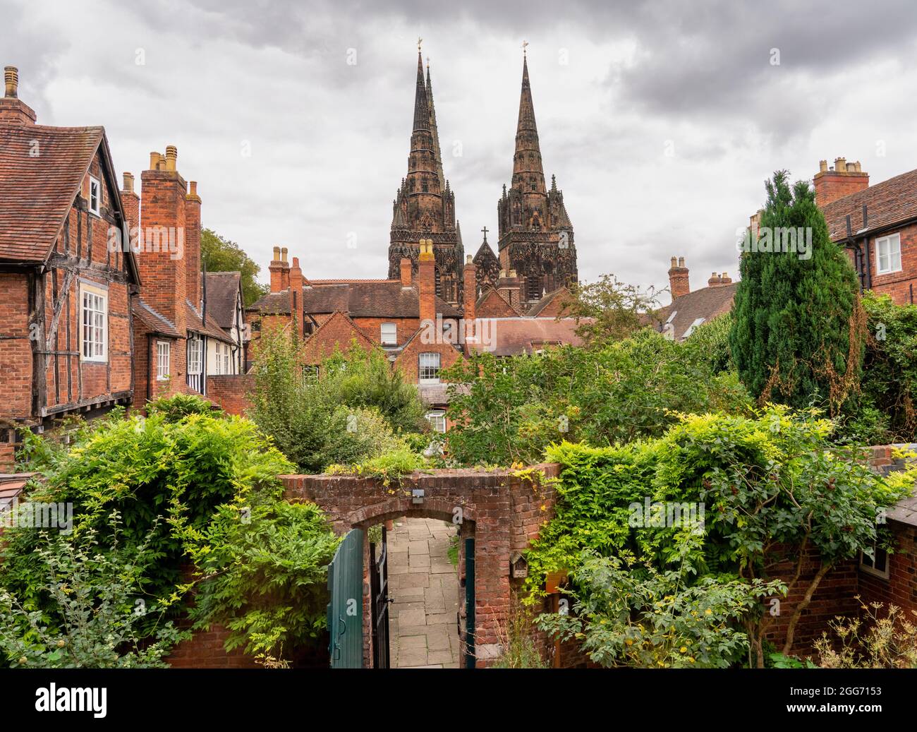 Blick auf die Kathedrale von Lichfield aus dem Garten von Erasmus Darwin, dem großen Erfinder des Arztes und Großvater von Charles Darwin - Staffordshire UK Stockfoto
