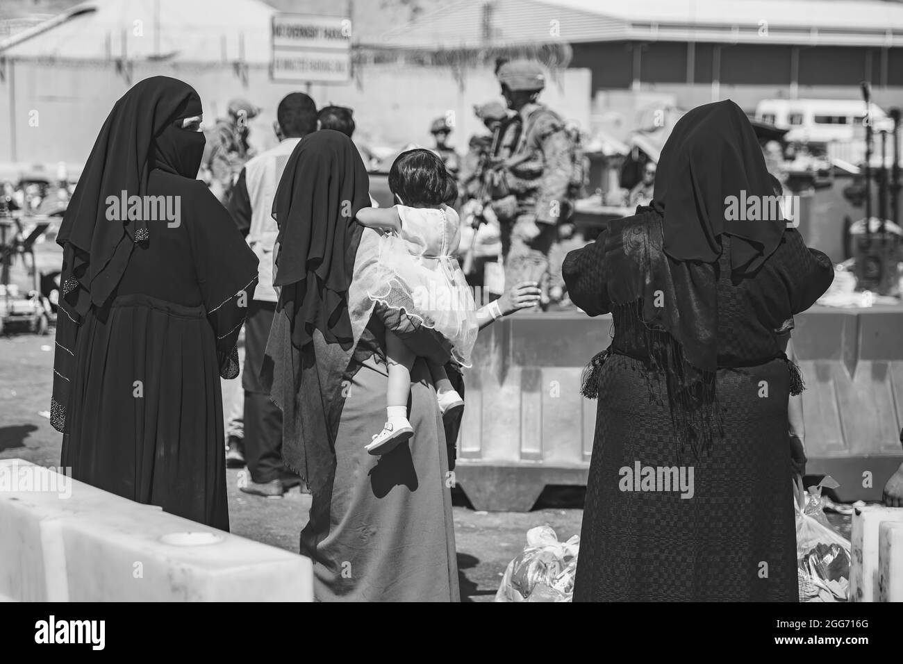 210828-M-AU949-0281 HAMID KARZAI INTERNATIONAL AIRPORT, Afghanistan (28. August 2021) US-Marineinfanteristen mit der 24. Marine Expeditionary Unit (MEU) verarbeiten Evakuierte, während sie während einer Evakuierung am Hamid Karzai International Airport, Kabul, Afghanistan, am 28. August das Evakuierungskontrollzentrum (ECC) durchlaufen. US-Dienstmitglieder unterstützen das Außenministerium bei einer nicht-kämpferischen Evakuierungsoperation (NEO) in Afghanistan. (USA Marine Corps Foto von Staff Sgt. Victor Mancilla) Stockfoto