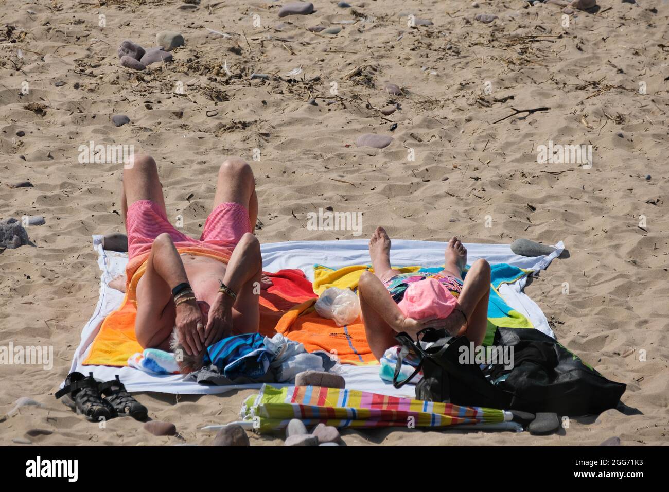 Gower, Swansea, Großbritannien. August 2021. Wetter in Großbritannien. Strandbesucher genießen einen heißen und sonnigen Nachmittag am Feiertagswochenende im August am Llangennith Beach auf der Gower Halbinsel. Für den Rest des Feiertagswochenendes wird im Süden eine ähnlich gute Aussicht erwartet. Kredit: Gareth Llewelyn/Alamy Stockfoto