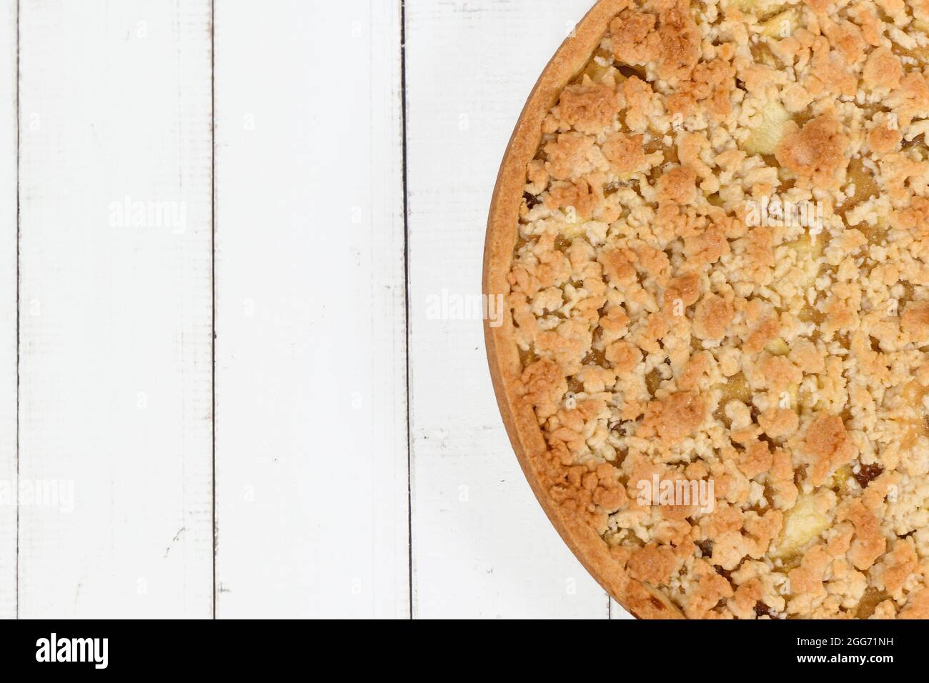 Traditioneller europäischer Apfelkuchen mit Topping Crumbles namens „Streusel“ an der Seite eines Holztisches mit Platz für Kopien Stockfoto