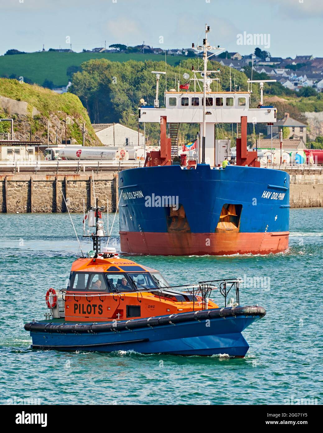 Das Stückgutschiff HAV Dolphin verlässt den Hafen im Cattenwater und fährt mit dem Plymouth-Pilotschiff Stamford auf See Stockfoto