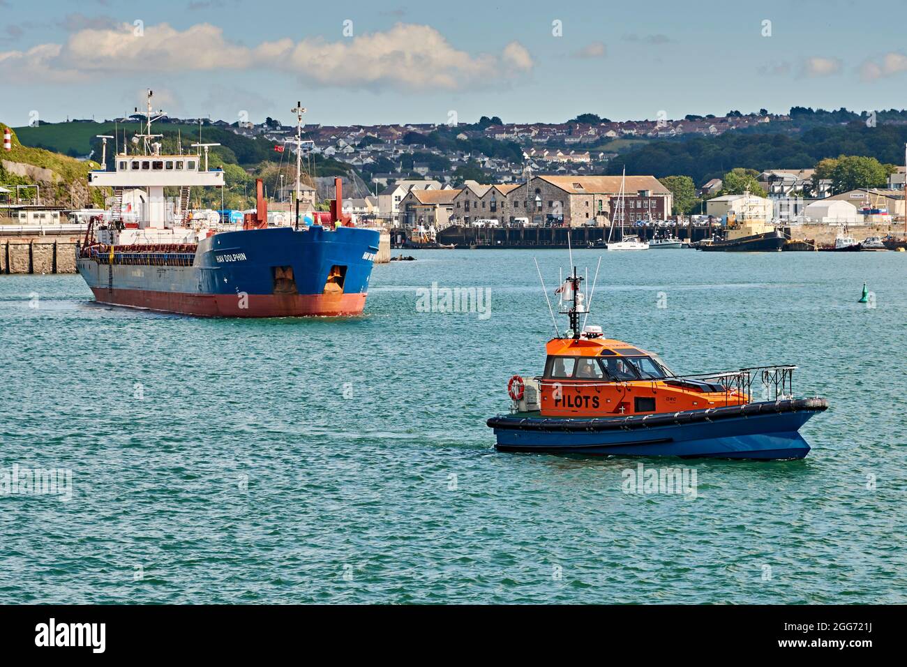 Das Stückgutschiff HAV Dolphin verlässt den Hafen im Cattenwater und fährt mit dem Plymouth-Pilotschiff Stamford auf See Stockfoto