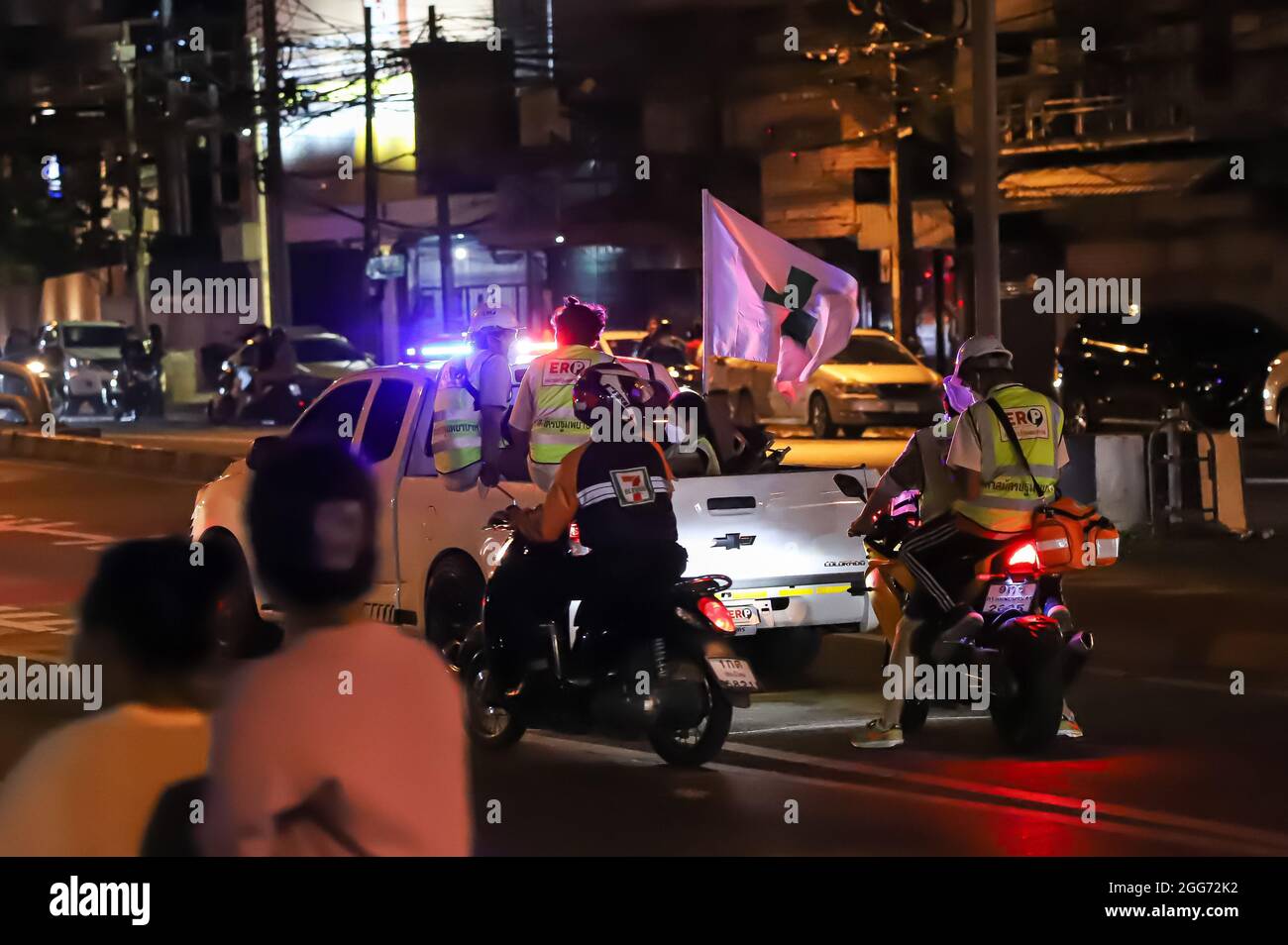 Bangkok, THAILAND - 22. August 2021: Die Notfalleinheit für das Volksteam steht in der Nähe des Zusammenstoßpunkts zwischen Prostestern und der Polizei von Riot zur Verfügung. Stockfoto
