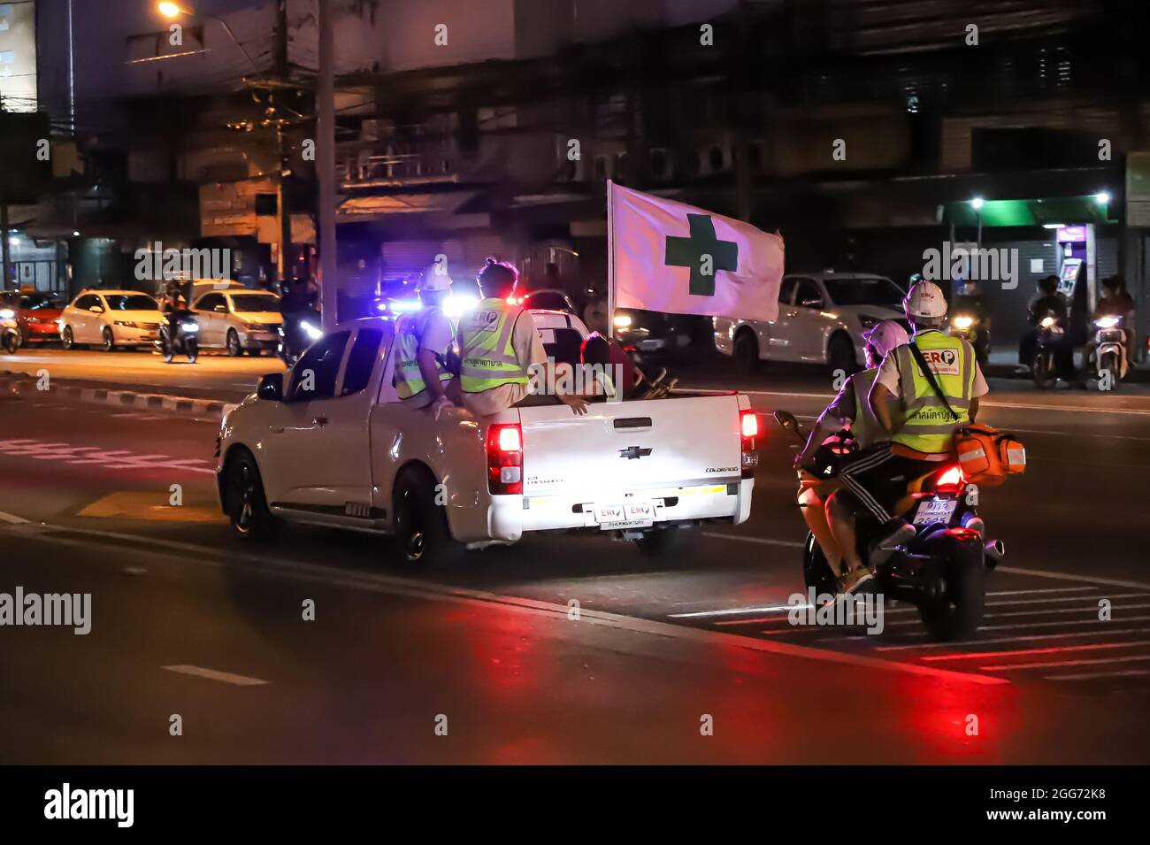 Bangkok, THAILAND - 22. August 2021: Die Notfalleinheit für das Volksteam steht in der Nähe des Zusammenstoßpunkts zwischen Prostestern und der Polizei von Riot zur Verfügung. Stockfoto