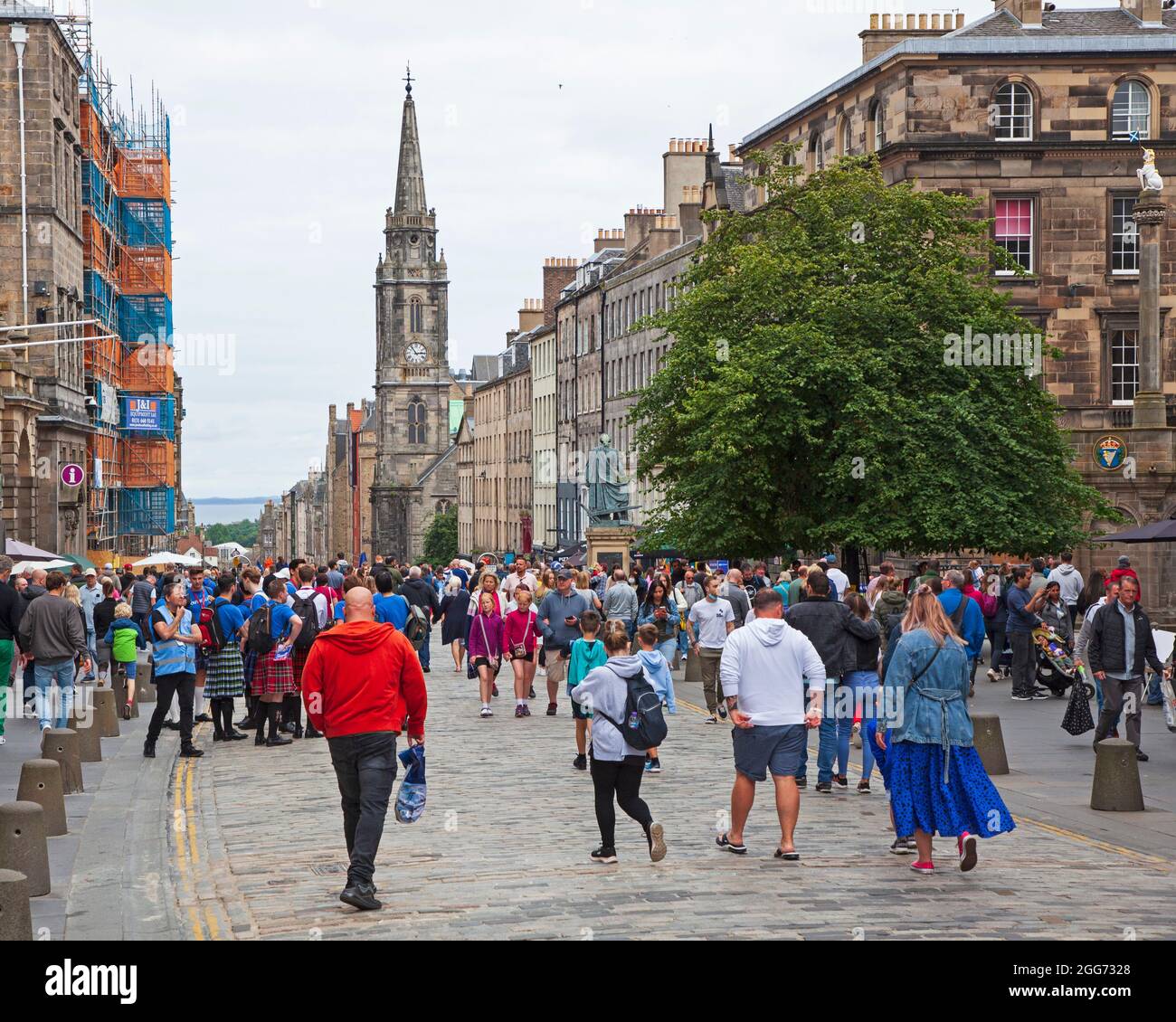 City Centre, Edinburgh, Schottland, UK Wetter. August 2021. Wolkiger Nachmittag für Massen in der Altstadt der Stadt. Im Bild: Menschen, die am vorletzten Tag des Fringe Festivals auf der Royal Mile spazieren gehen. Quelle: Arch White/ Alamy Live News Stockfoto