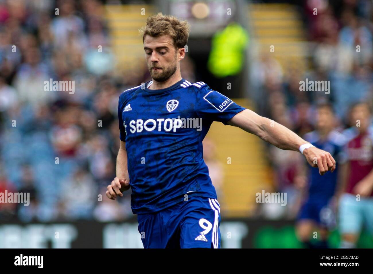 Burnley, Großbritannien. August 2021. Patrick Bamford aus Leeds vereint in Aktion. Premier League Spiel, Burnley gegen Leeds Utd im Turf Moor in Burnley, Lancs am Sonntag, 29. August 2021. Dieses Bild darf nur für redaktionelle Zwecke verwendet werden. Nur zur redaktionellen Verwendung, Lizenz für kommerzielle Nutzung erforderlich. Keine Verwendung bei Wetten, Spielen oder Veröffentlichungen in einem Club/einer Liga/einem Spieler. PIC von Lewis Mitchell/Andrew Orchard Sports Photography/Alamy Live News Credit: Andrew Orchard Sports Photography/Alamy Live News Stockfoto