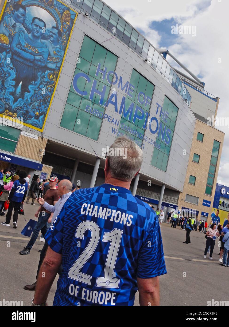 Fulham, Großbritannien. August 2021. Fulham, London, UK 14. August 2021 Szenen um die Stamford Bridge, die Heimat des European Champions CHELSEA FOOTBALL CLUB, während der Club sein erstes Spiel der Saison 2021/2022 in der Premier League gegen den Crystal Palace FC ausspielt. Kredit: Motofoto/Alamy Live Nachrichten Stockfoto