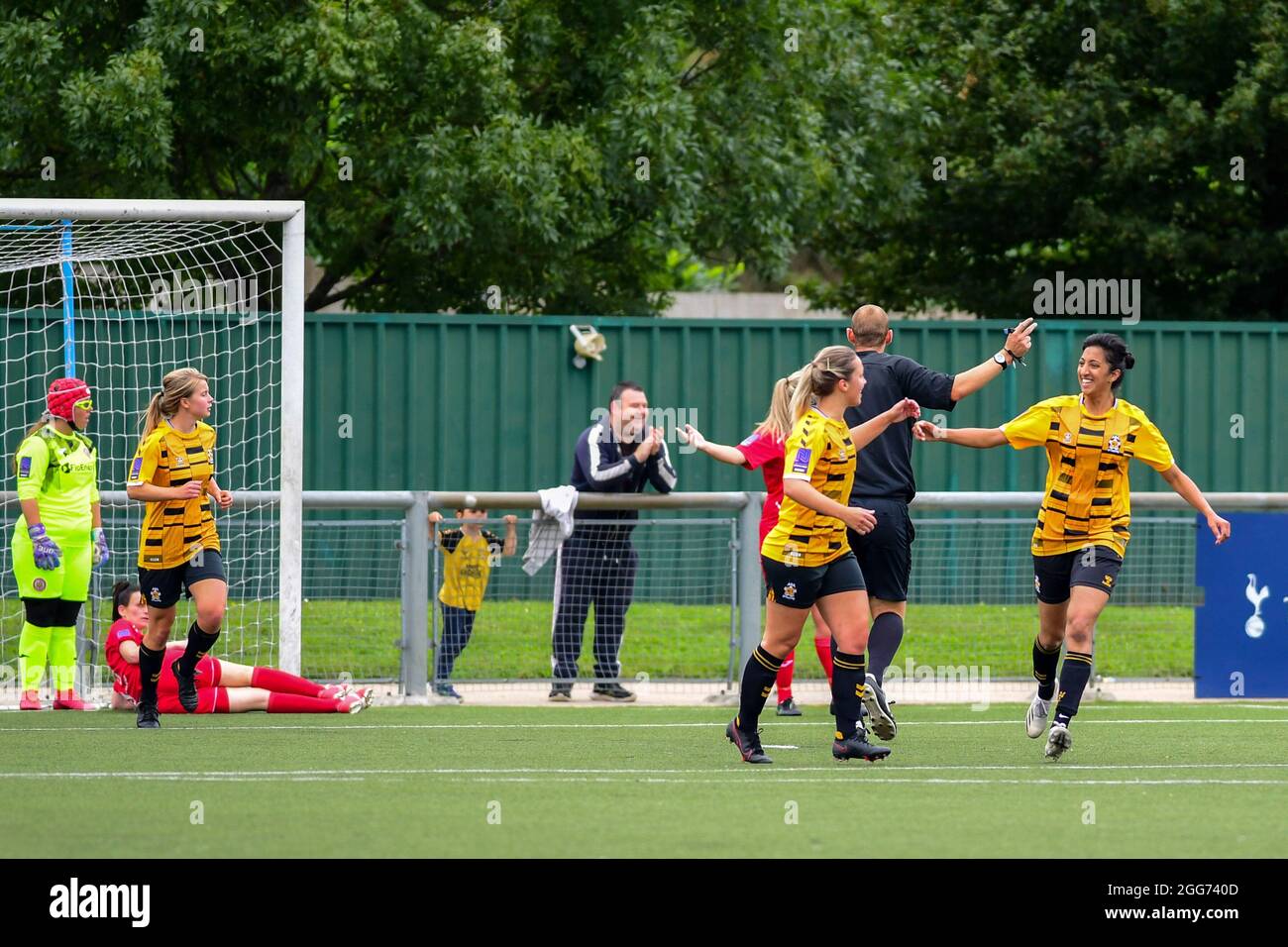 Emma Jenkins (11 cambridge united) feiert den Eröffnungsgottewährend der Eastern Region National League zwischen Harlow Town und Cambridge United in der Harlow Arena-Harlow-England Stockfoto