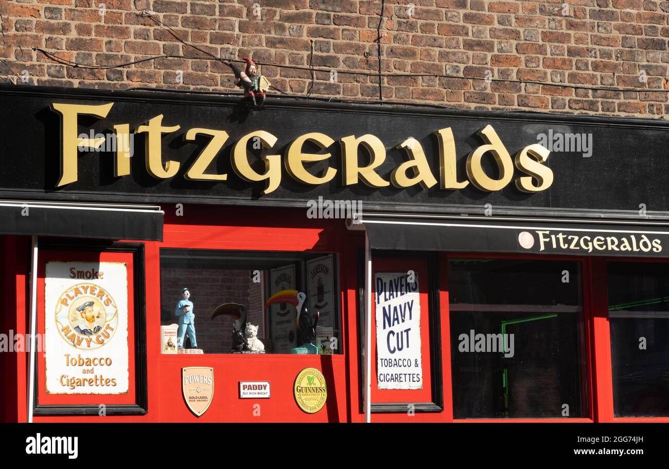 Schild über dem Eingang zum Fitzgerald's, einem irischen Pub-Restaurant in Liverpool Stockfoto
