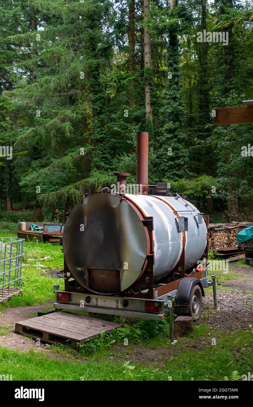 Herstellung von Holzkohle in West Dean Woods, West Sussex, Großbritannien Stockfoto