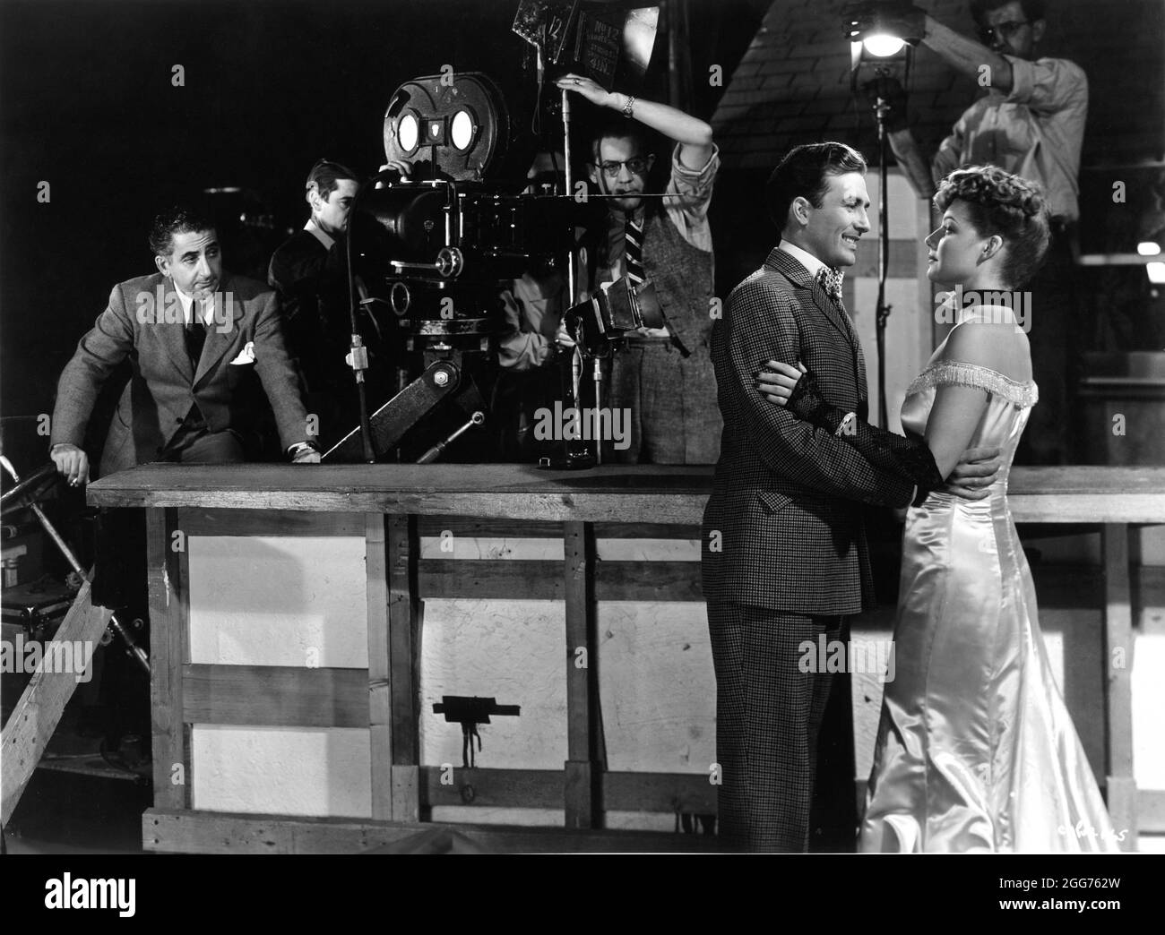 Regisseur LEWIS SEILER und der Kameramann ERNEST HALLER und Movie Crew am Set mit offenen Dreharbeiten zu JEFFREY LYNN und ANN SHERIDAN in LOUIS BROMFIELD'S WURDE ALLES WAHR 1940 Regisseur LEWIS SEILER Warner Bros Stockfoto