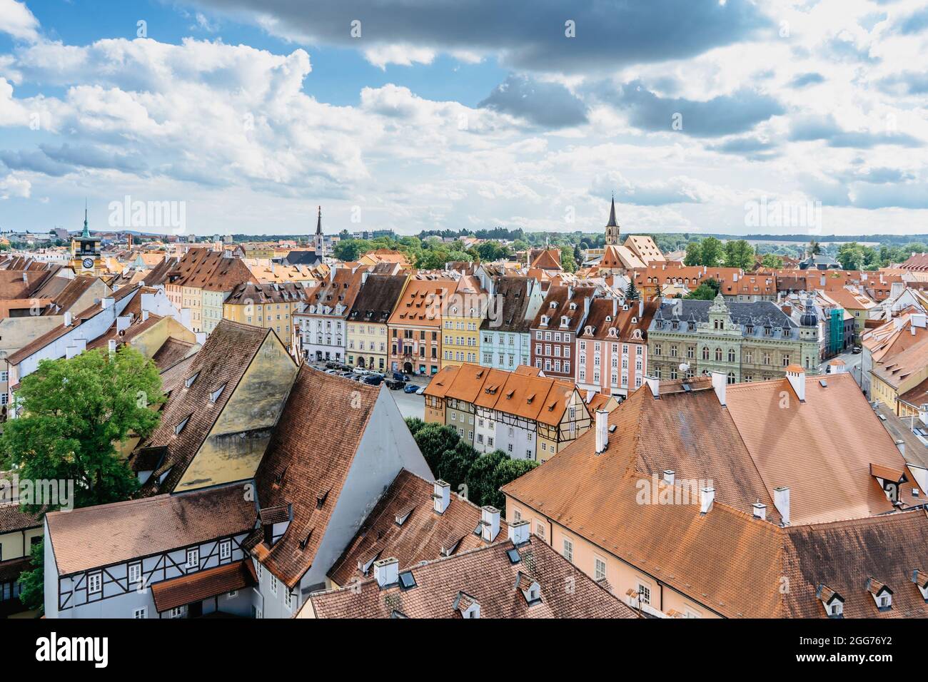Cheb, Tschechische Republik. Stadt in Westböhmen am Fluss Ohre.Luftpanoramik auf den Marktplatz mit bunten gotischen Häusern aus dem 13. Jahrhundert. Stockfoto