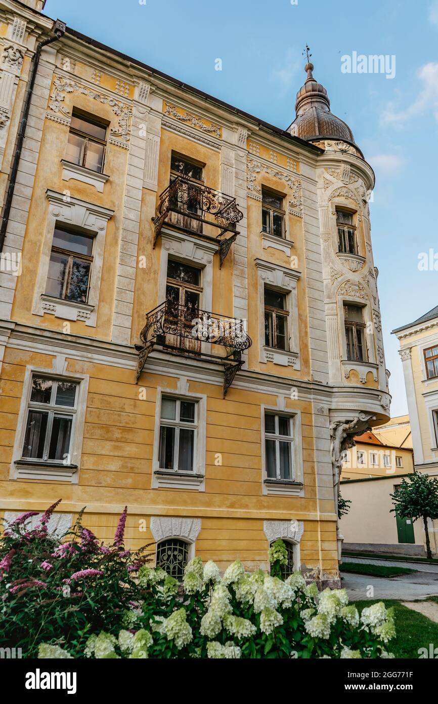 Frantiskovy Lazne, Tschechische Republik - August 20,2021. Schöne Kurstadt in Westböhmen, Thermalgebäude mit typischer gelber Fassade, neoklassizistische Kolonnade Stockfoto