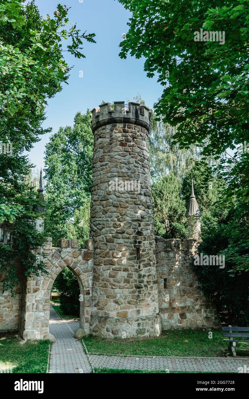 Salingburg Aussichtsturm in Kurstadt Frantiskovy Lazne, Tschechische Republik.Pseudo-gotisches Denkmal aus dem Jahr 1906.Steingebäude, besteht aus Turm mit Aussicht Stockfoto