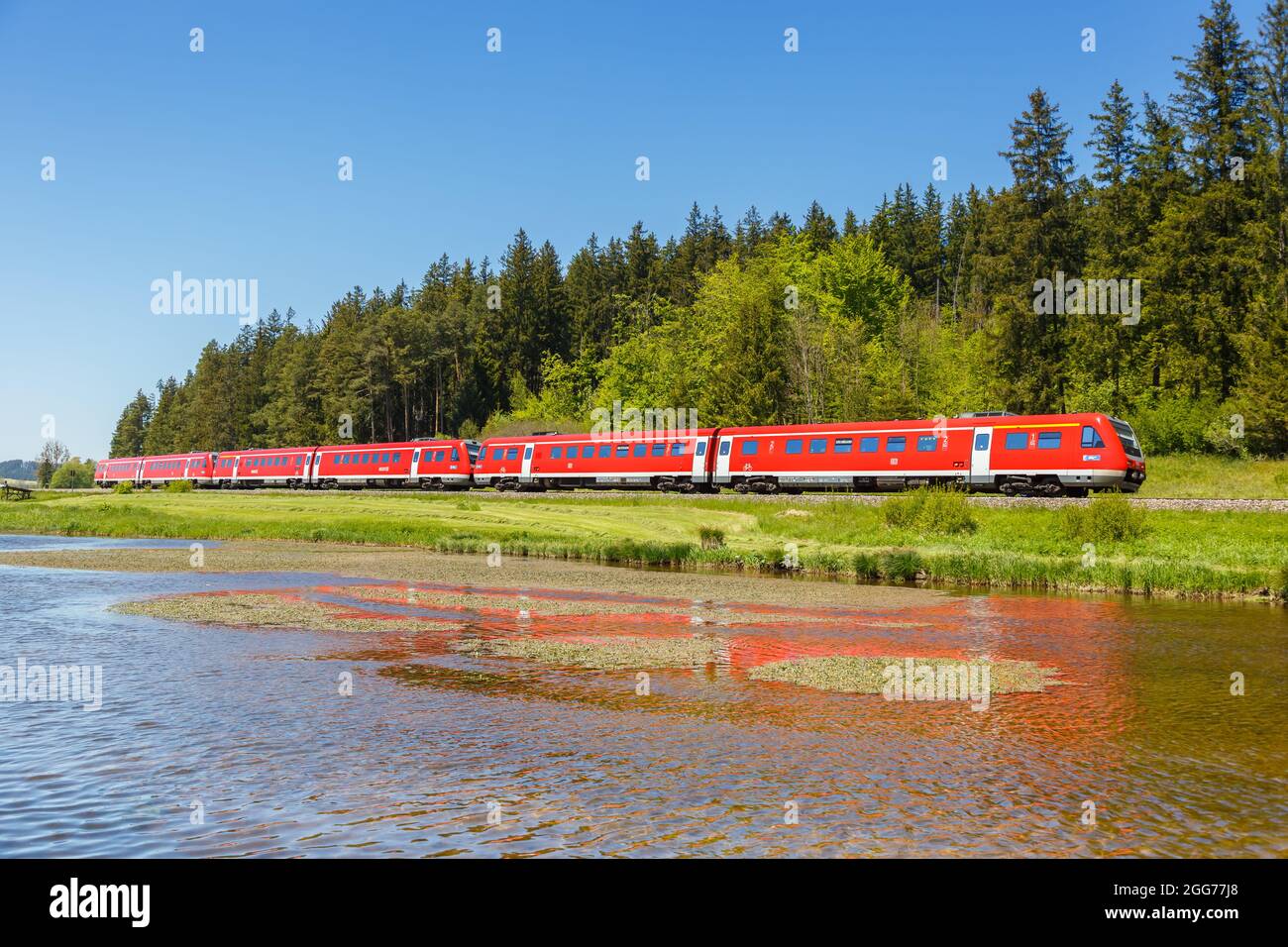 Ruderatshofen, Deutschland - 1. Juni 2021: Bombardier Transportation RegioSwinger Regionalzug Deutsche Bahn DB Bavaria in Ruderatshofen, Deutschland. Stockfoto