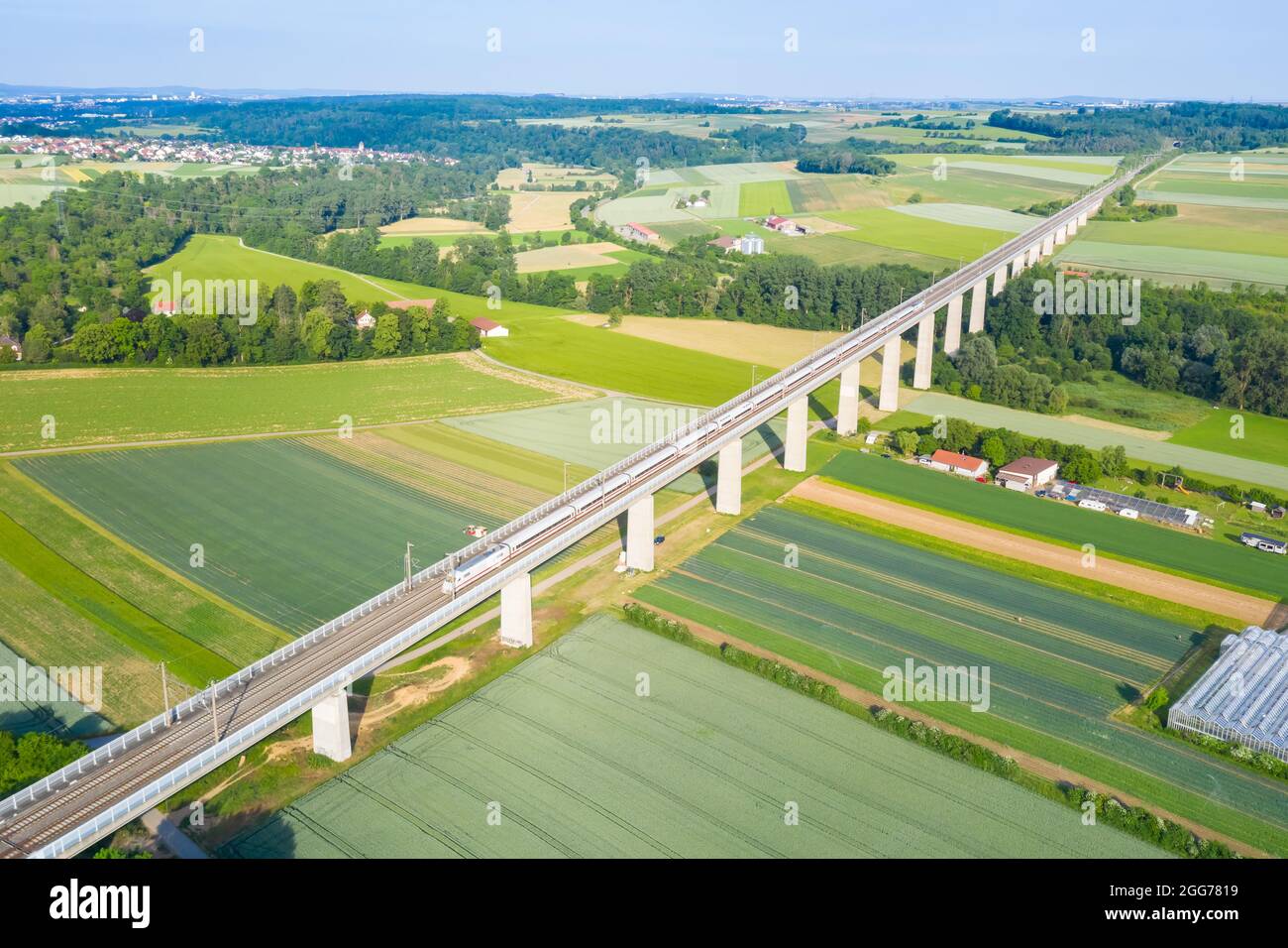 Enzweihingen, Deutschland - 16. Juni 2021: ICE 1 der Deutschen Bahn DB auf der Enztalbrücke der Hochgeschwindigkeitsstrecke Mannheim-Stuttgart in Enzweihin Stockfoto