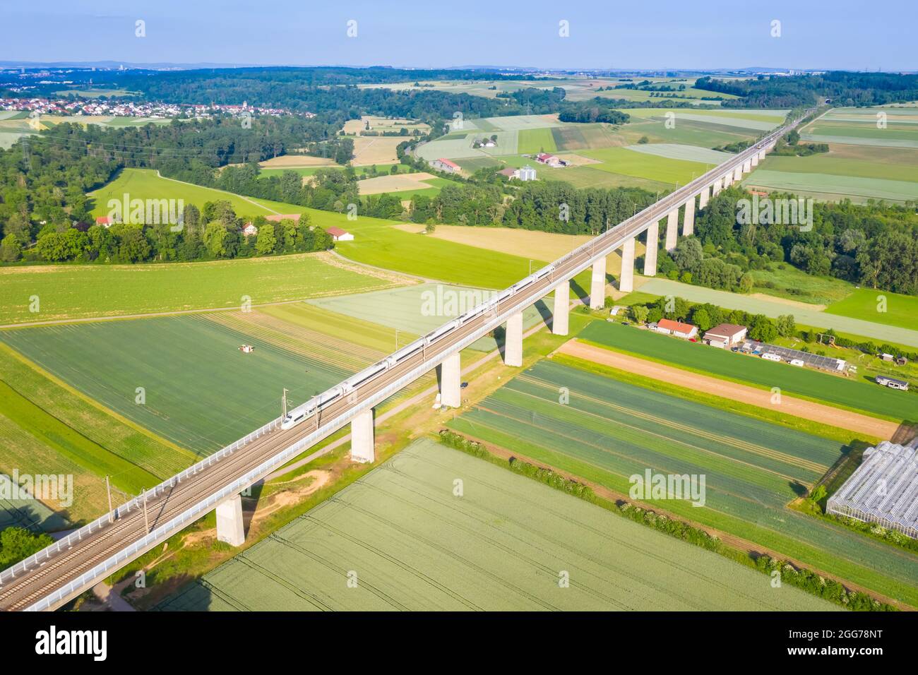 Enzweihingen, Deutschland - 16. Juni 2021: ICE 3 Siemens Velaro D der Deutschen Bahn DB auf der Enztalbrücke der Hochgeschwindigkeitsstrecke Mannheim-Stutt Stockfoto