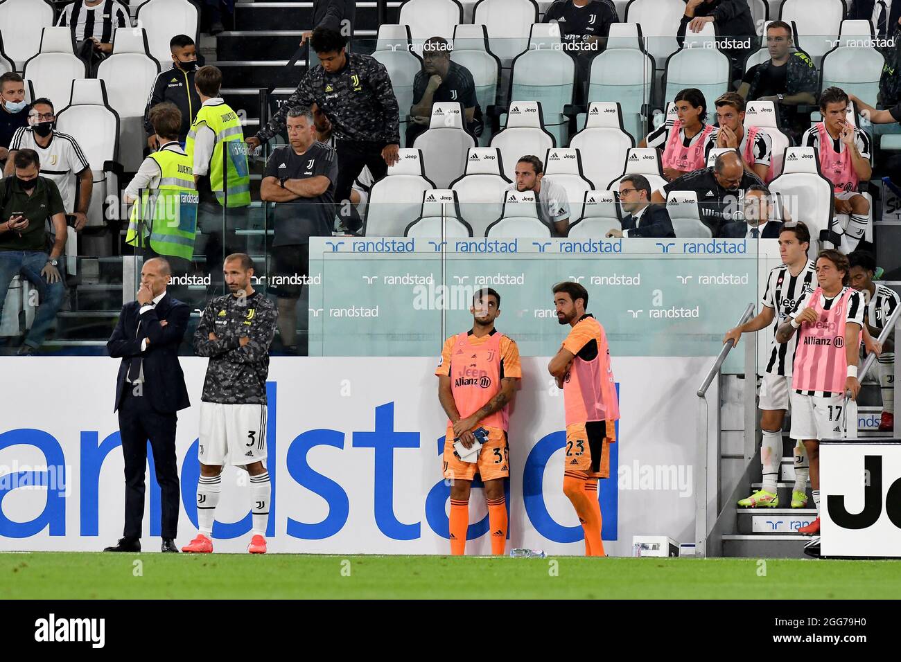 Massimiliano Allegri und Giorgio Chiellini vom FC Juventus während des Fußballspiels der Serie A 2021/22 zwischen dem FC Juventus und dem FC Empoli in Allianz Stad Stockfoto
