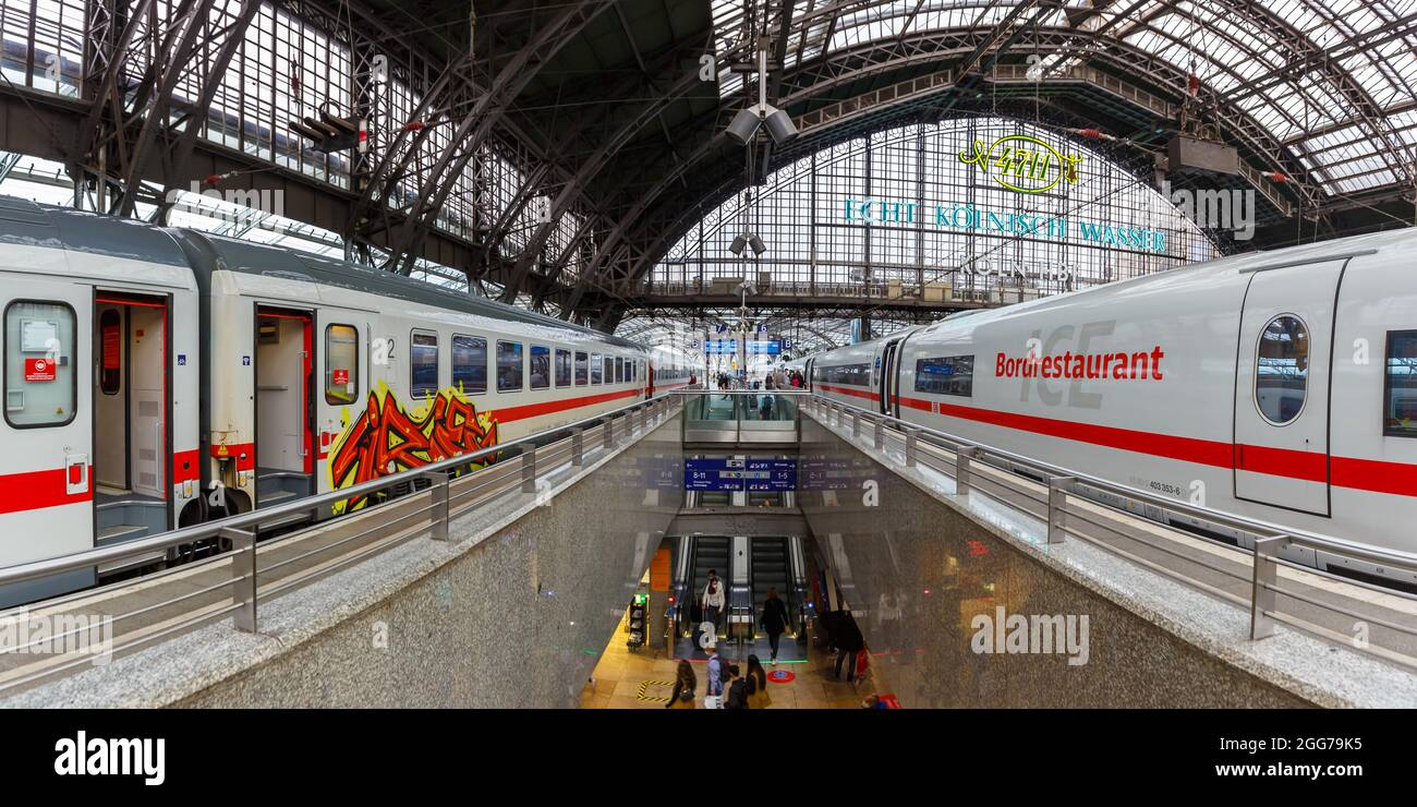 Köln, Deutschland - 3. August 2021: Züge am Kölner Hauptbahnhof Hauptbahnhof Hbf Panorama in Deutschland. Stockfoto