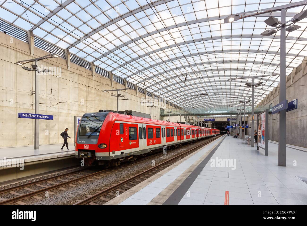 Zug Flughafen Köln Bonn Nach Düsseldorf Flughafen Köln, Deutschland - 3. August 2021: S-Bahn S-Bahn-Regionalbahn am