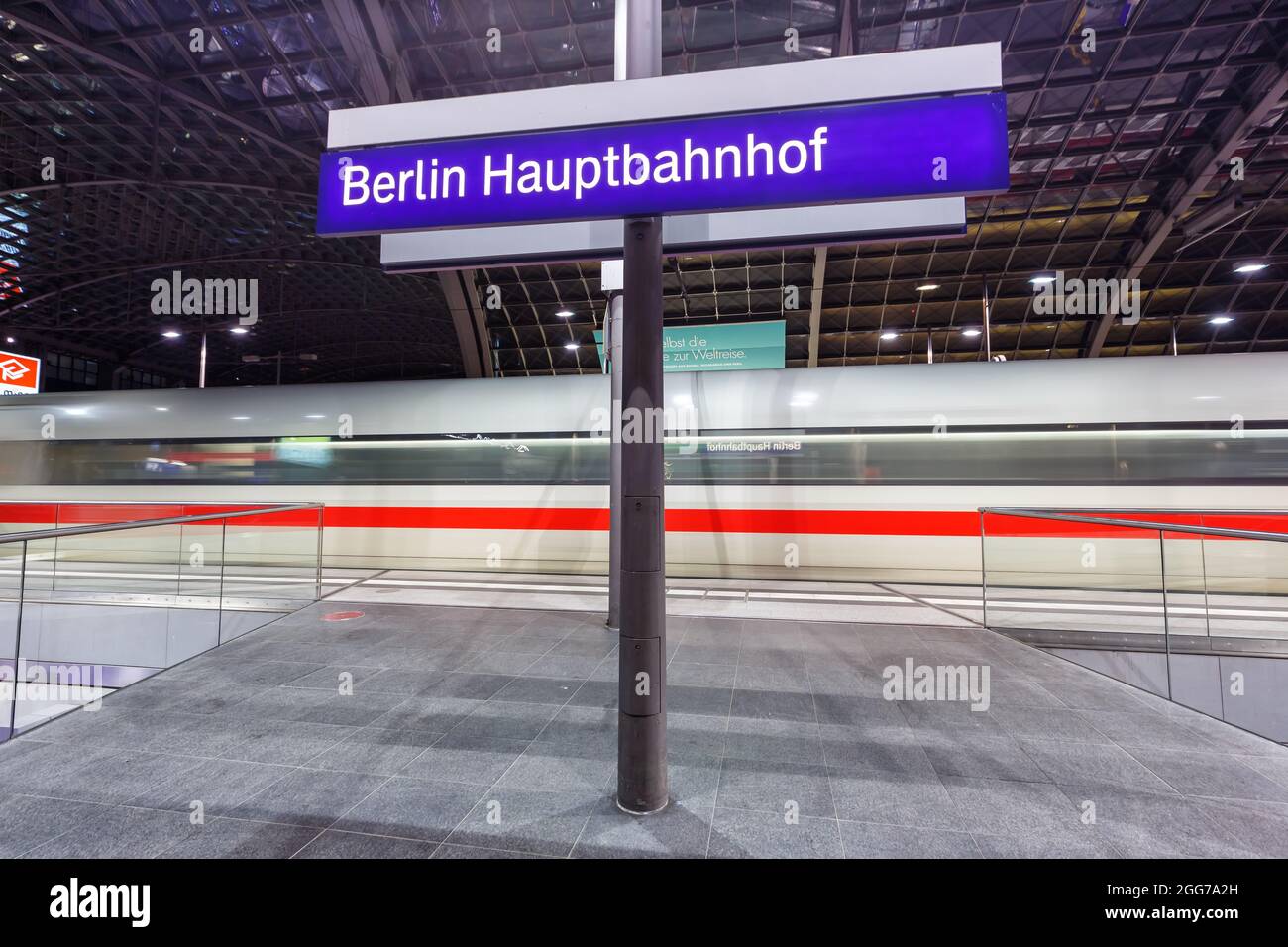 Berlin, Deutschland - 22. April 2021: ICE-Hochgeschwindigkeitszug am Berliner Hauptbahnhof Hbf in Deutschland. Stockfoto