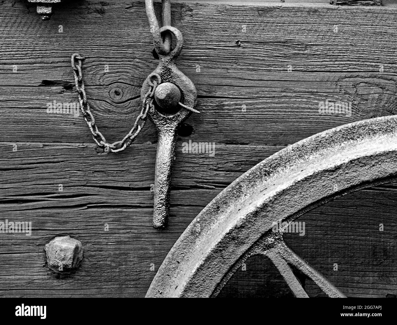 Oldtimer-Kohlewagen und -Rad sowie monochrome Armaturen Stockfoto