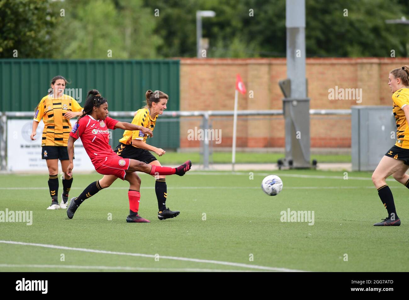 Dionne Manning (21 harlow) schießt während der Eastern Region National League zwischen Harlow Town und Cambridge United in der Harlow Arena-Harlow-England Stockfoto