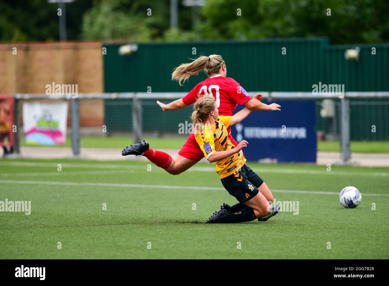 Ruth Fox (18 cambridge united) wurde während der Eastern Region National League zwischen Harlow Town und Cambridge United in der Harlow Arena-Harlow-England von h10 herausgefordert Stockfoto