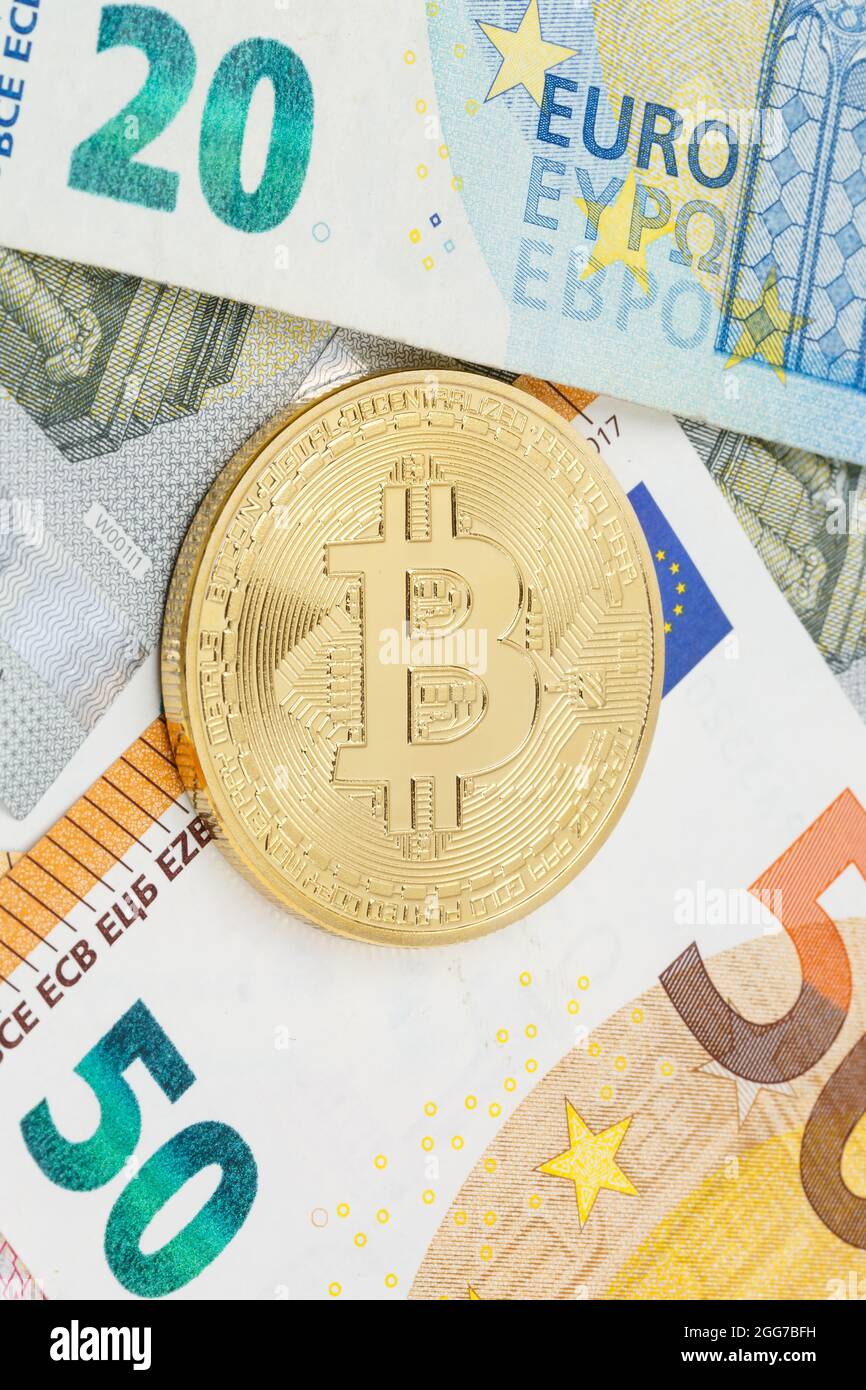 Bitcoin Krypto Währung online bezahlen digitales Geld Kryptowährung Euro  Unternehmen finanziert Hochformat Bit Münze Stockfotografie - Alamy