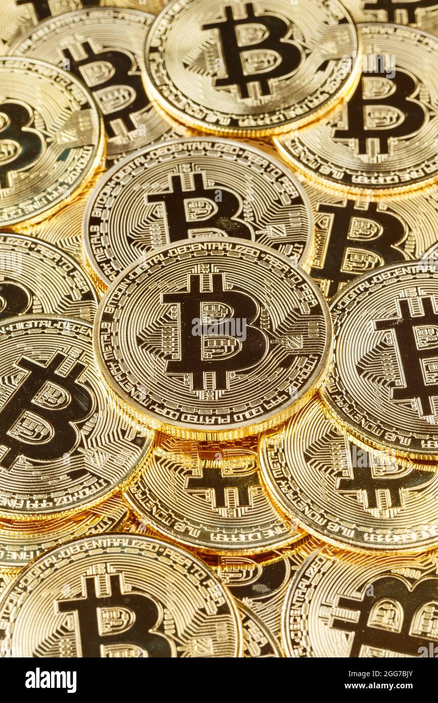 Bitcoin Krypto Währung online bezahlen digitales Geld Kryptowährung Geschäft Finanziert Bitmünze im Hochformat Stockfoto